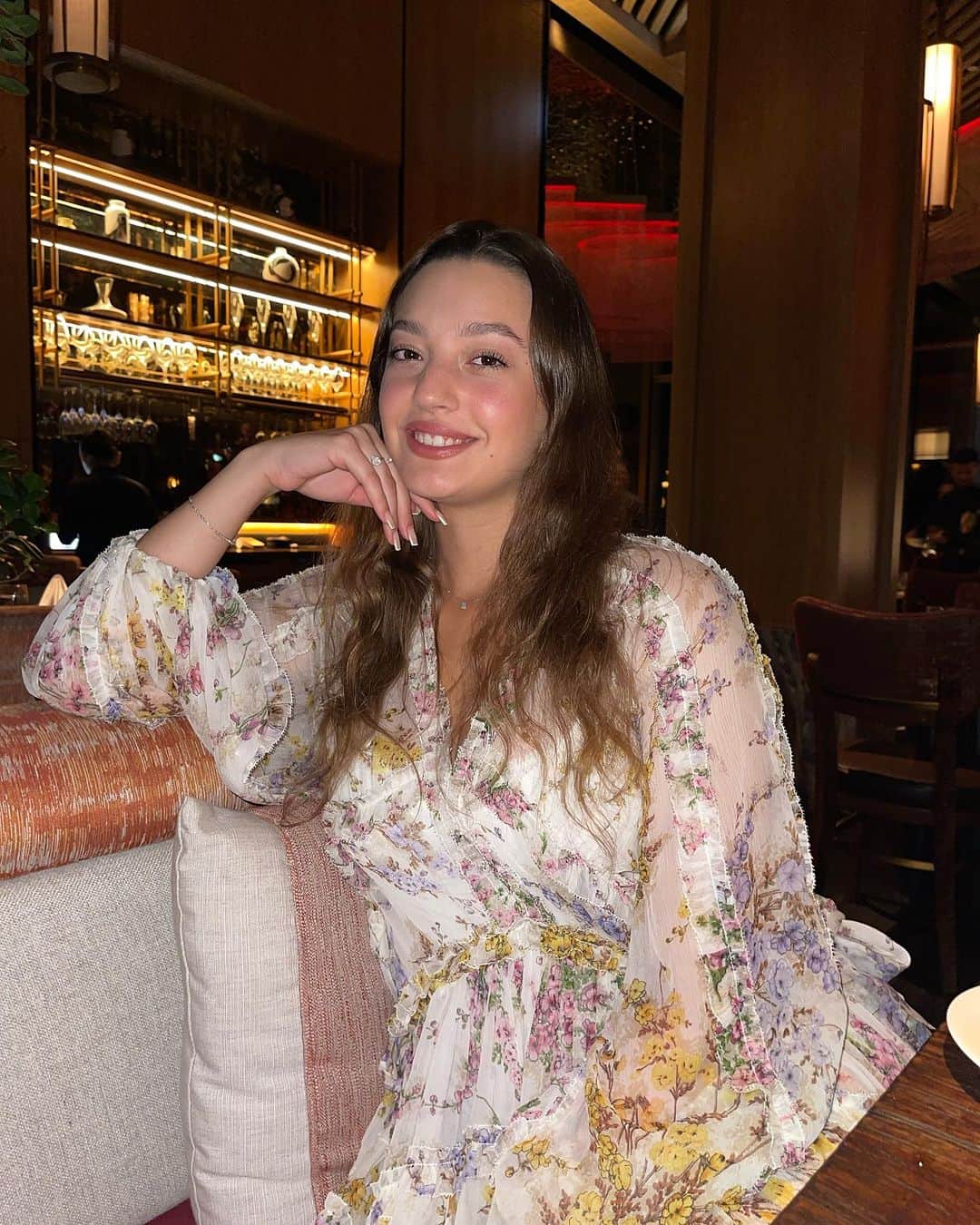 アロナ・コシェヴァツキーのインスタグラム：「🍯🍎🥂」