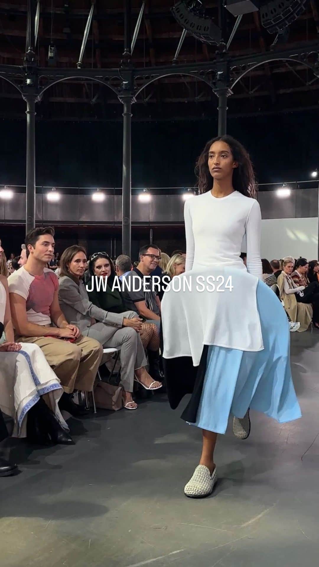 Dazed Magazineのインスタグラム：「@jw_anderson kicked off day 2 of LFW, with a stellar front row including @charli_xcx, @kitconnor, @yazdemand and many more, while the playdough invite was translated into plastered-looking hoodies — WDYT of the collection? 💬  Stay tuned to #DazedFashionTV for all your fashion week updates 📺✨  📹 @mariosmystidis @chestermckee, edit @laughton_92  #DazedFashion #JWAnderson #SS24 #LFW #londonfashionweek」