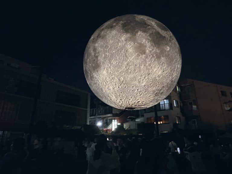 佐伯恵太さんのインスタグラム写真 - (佐伯恵太Instagram)「#ムーンアートナイト下北沢2023 行ってきました！「月」をテーマにした地域参加型の新感覚アートフェスティバル🌕  巨大な月のオブジェは昼と夜でまた違った趣に。様々な作品の展示やイベント・ワークショップも開催されていました。  こういう場所で、子どもたちに宇宙開発の話や、宇宙をテーマにしたサイエンスワークショップをやりたいです！  イベントは10月1日(日)まで開催中です📝」9月16日 21時36分 - keita_saiki