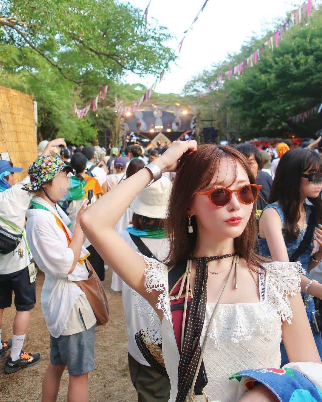 のインスタグラム：「アザが消えていくのをさみしがる夏のおわり ⁡ 太陽燦々あびて よく食べよく飲みよく踊り 自然の大きさに見惚れたりメイク落とさず寝たり 自制を諸々台無しにして圧倒的なつだった🌴 ⁡ ずぅっと未来を見据えて生きるのは息がつまるから 今に正直に明日なんてないみたいに過ごすたまの日々が 五感を解放して健やかに豊かに生きるには必要なんだ~ ⁡ ありがとう夏2023🍉 #sunsetlive2023 #fireworks #fes」