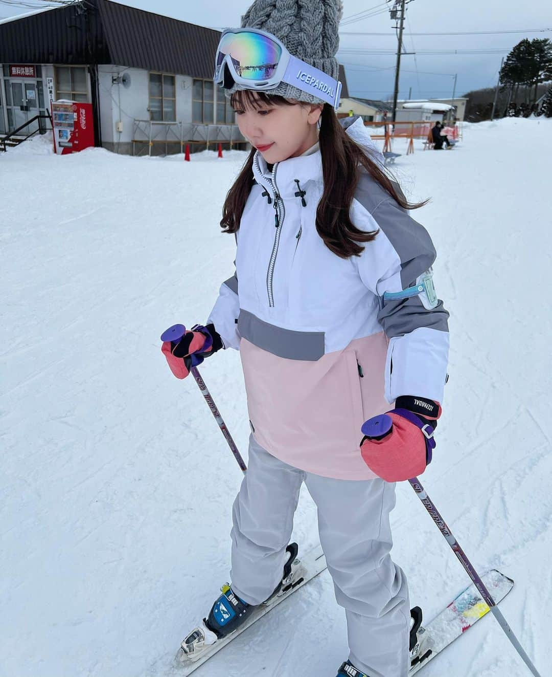 熊崎晴香さんのインスタグラム写真 - (熊崎晴香Instagram)「⁡ 約10年ぶりのスキーでした⛷️ ちょっと緊張してた😅 意外と滑れて嬉しかった⛷️✌️ ⁡ そして、 2023年8月「書泉・女性タレント写真集売上ランキング」第1位に熊崎晴香1st写真集　表情ガール　がランクインされました✨ ⁡ 本当にありがとうございます！！ これからもたくさんの方に見てもらえますように！ ⁡ #熊崎晴香1st写真集　#写真集 #表情ガール　#スキー　#北海道　#長沼スキー場　#雪　#snow  #オフショット」9月16日 21時31分 - kumakuma9810