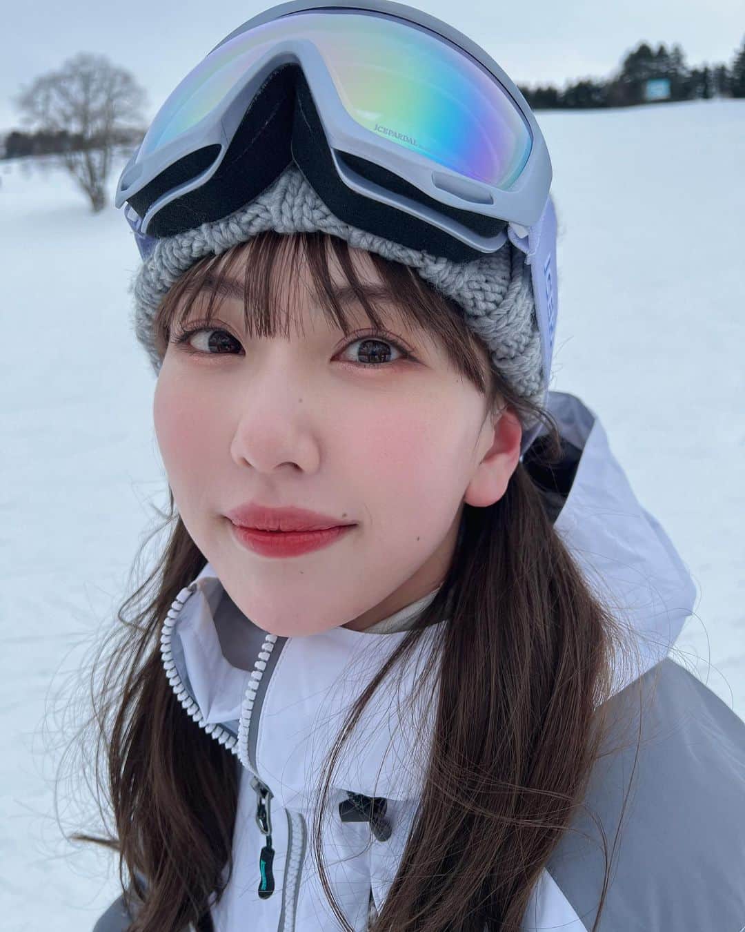 熊崎晴香のインスタグラム：「⁡ 約10年ぶりのスキーでした⛷️ ちょっと緊張してた😅 意外と滑れて嬉しかった⛷️✌️ ⁡ そして、 2023年8月「書泉・女性タレント写真集売上ランキング」第1位に熊崎晴香1st写真集　表情ガール　がランクインされました✨ ⁡ 本当にありがとうございます！！ これからもたくさんの方に見てもらえますように！ ⁡ #熊崎晴香1st写真集　#写真集 #表情ガール　#スキー　#北海道　#長沼スキー場　#雪　#snow  #オフショット」
