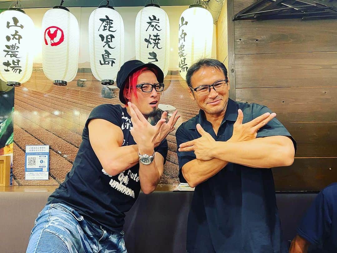 藤田洋平（YO-HEY）のインスタグラム：「リアルプロレスラー 「ミノワマンＺ」先輩にお稽古つけてもらいました！  歌の。  #オールスター合唱バトル  #歌 ？ #お酒　？」