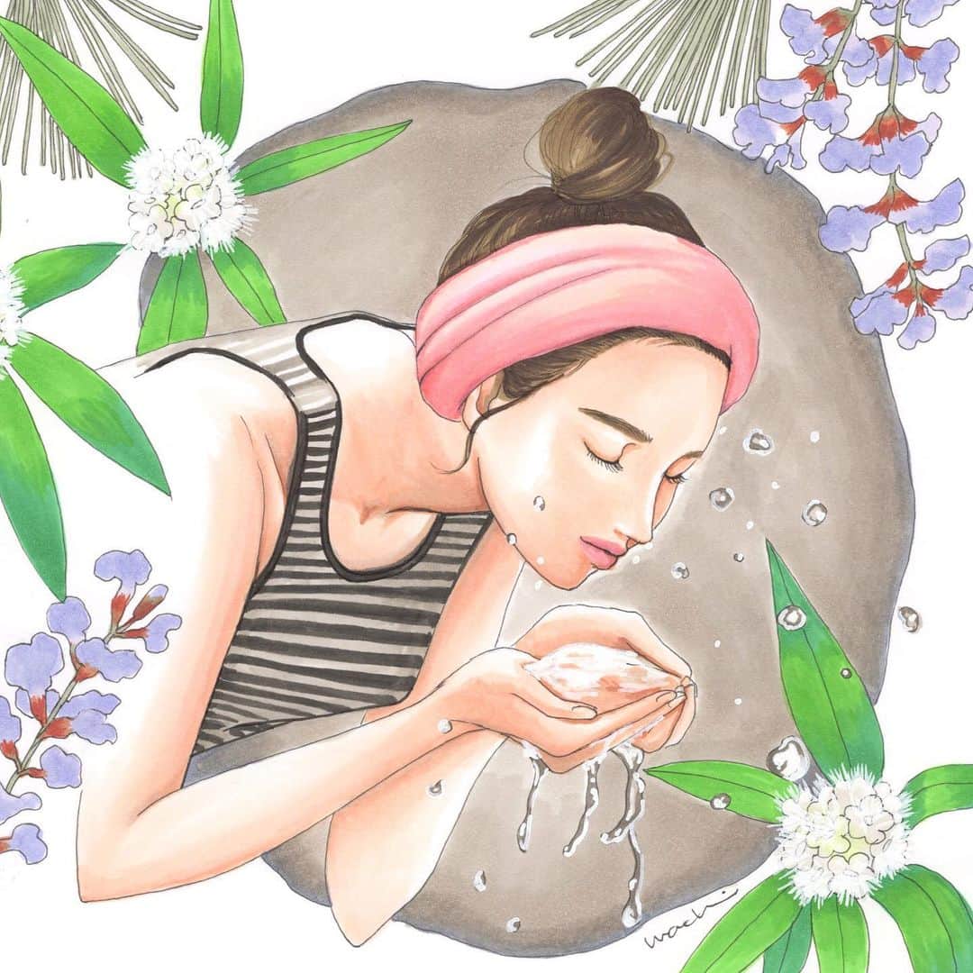 のインスタグラム：「今月のMOONSOAP( @moonsoap2004 )さんの新月メールのイラストです。  >>保湿しながらさっぱり洗い上げるブラックソープ。  麻種子オイル配合のコールドプレス石けんは肌をしっとりと落ち着かせる優秀な石けん。  そこにカレン族のひとたちが山の上で育てた麻をじっくりと焼き上げた麻炭。もともと身体のデトックスのために、生産されました。微細パウダーにした麻炭を練り込み、多孔質の吸着力で毛穴の送ってまで清潔に洗い上げます。  ニキビ肌には洗いすぎや乾燥しすぎは、良くないのです。麻の実油は80%が必須脂肪酸(オメガ3とオメガ6)ですぐれた保湿力があります。  ヘンプオイルと麻炭の力でしっとりとした仕上がりながらも、すみずみまで浄化してくれます。  思春期の肌や脂性肌、混合肌にもおすすめです。  私も大好きなブラックソープ。洗顔料って何気に選ぶのが難しいアイテム。ニキビや肌のベタ付きでお悩みの方、オススメです！」