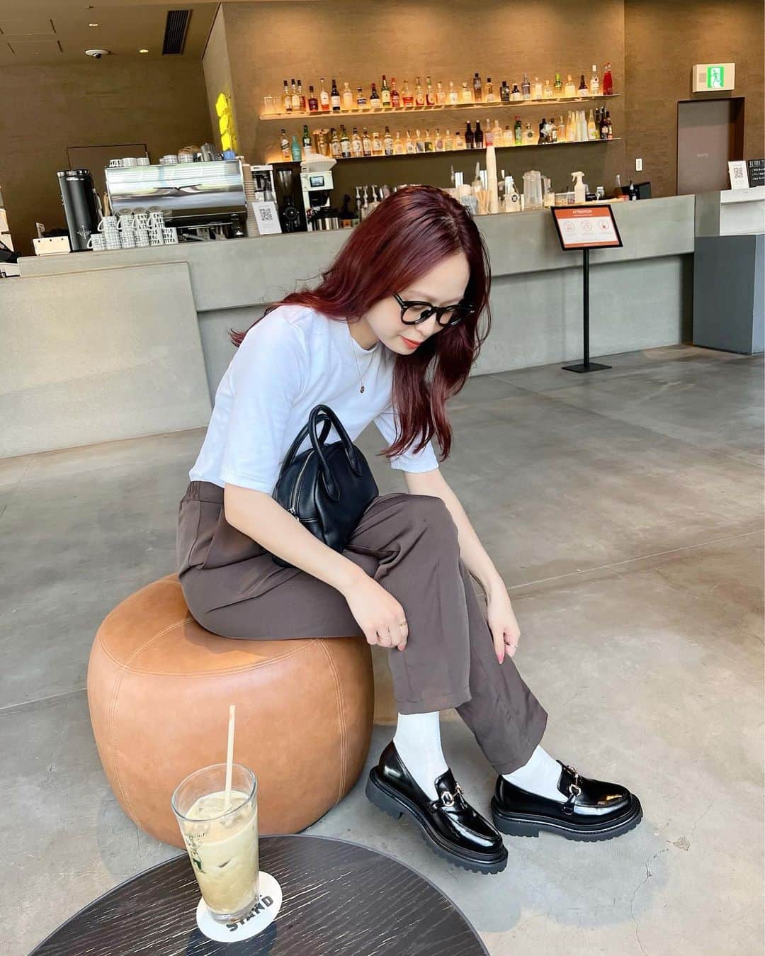 のインスタグラム：「𓂃𓈒𓏸︎︎︎︎ ❤︎ ⁡ シンプルな秋コーデ🍁 ⁡ ハイネックTシャツにスラックスでシンプルに🖤 ⁡ 最近は気候が難しいから 靴をブーツにしたりするだけで なんとなく秋感がでるから靴を変えたり くすんだカラーのTシャツとかに するだけで秋っぽくなるからそこらへん意識してる(*ˊᵕˋ*)✌️ ⁡ ⁡ ここのカフェめっちゃ広くて 席と席の間隔もかなり空いてるから 友達とのんびり行ってもいいし、 パソコン開いてお仕事してる人も 沢山居たからどっちの利用でもかなり良さそう😌⭕️ ⁡ ⁡ #mai___fashion #mai___code #コーデ #コーディネート #fashion #ファッション #カジュアル #カジュアルコーデ  #大人カジュアル #大人女子 #大人可愛い #プチプラ #きれいめカジュアル #カフェ #都内カフェ巡り #カフェ巡り #秋コーデ #レインブーツ #ローファー #渋谷カフェ #渋谷 #カフェ #カフェ巡り #mai___food #ほうじ茶ラテ」