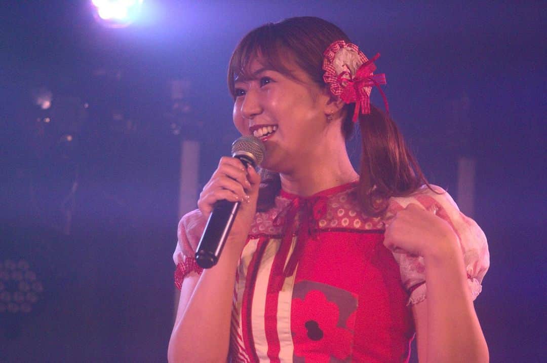 篠原栞那のインスタグラム：「❤︎  ついに明日、9/17は生誕祭です！  当日気持ち話すと長くなってしまうと思うので、意気込みを兼ねて一旦ここでお話してみようかな？と思ってるので長文になりますが興味がある方は読んで頂けると嬉しいです😂笑  中学1年生の夏、オーディションを乗り越えて誕生日近くにNMB48に合格して人生最大の誕生日プレゼントをもらったと心から思っています。  卒業公演を終え、アイドル人生に幕を閉じ 1度はこの業界から離れようと思いました。  そんな中アイドルを卒業する時に話したモデルとして活動したい！と思う気持ちを捨てきれず、参加したオーディションでみんなの協力があり専属モデルが決まってから私の第2の人生がスタートしました。  今まで本当にたくさん心配をかけて 腰の骨折からはじまり原因がわからないアナフィラキシーショックの連続、そのせいで食べれるものがどんどん減り甲状腺疾患で激ヤセ😂  どんな時もみんなにずっと支えられてきました。  ストレスで全身の筋肉が硬直してしまい麻痺や痙攣を起こし、限界を感じて決めた活動休止期間。  そのまま業界から離れるかめちゃくちゃ悩みました。  今までの人生、みんなにこんなに支えられてきたのに感謝の気持ちも伝えず離れるのは違うと思い、ありがとうの気持ちを伝えたくて少しずつ活動再開を決めた矢先に突発性難聴。  いや、うちの健康な部分どこ？って自分でも疑問に思っちゃうくらいで。今も右耳は聞こえない音が多く、こんな中で生誕祭をやっていいのか不安な気持ちでいっぱいです。  でも、もしかしたら今が1番自分ができるタイミングなのかもしれない。今後よくなるかなんてわからない。  それなら今できることを精一杯届けよう。 そう決心して、また開催出来るのかわからないなら今の自分を支えてくれる大好きなお友達をゲストに呼んで大好きなみんなと楽しかった！って思える生誕祭を作りたい。  今は不安な気持ちと、楽しみな気持ちで心の中で殴り合いしてます😂😂笑  うらかんまるまるにゲストとしていつも頑張ってくれているランウィズ、コンゼロと初めてコラボを披露したり  今では競輪のイメージが強い歌うま女、えみさんと初めて一緒に歌って踊るのもほんとに楽しみ☺️🫶  プライベートで一緒にいる時間が1番長いうらりん、あさみんと3人揃ってライブが出来ちゃうなんて夢やん！みたいなほんと盛り沢山な内容で、私個人としては信じられないくらい詰め込みまくって自分の首絞めまくってますが、、、  特典会でみんなに感想を聞けることを楽しみに全力でお届けします✊  今年の生誕祭は晴れで良かったね！ 去年は台風だったからね！笑  ご来場いただけるみなさんへ 気をつけてお越しください🫡  お待ちしております！」