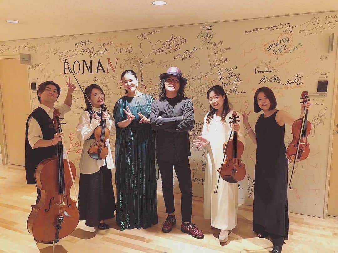 手嶌葵さんのインスタグラム写真 - (手嶌葵Instagram)「2023年9月16日新潟県りゅーとぴあ公演に遊びに来て下さった皆さま☺︎ありがとうございました。  舞台裏の壁にびっしりとサインが！凄いねぇと、びっくりしながら皆でパチリ！  カルテット、ヴァイオリンのしおりちゃんが今日誕生日だったの！おめでとう！素敵な事が沢山あります様に☺︎  -Aoi🌹   #手嶌葵 #コンサート #新潟 #りゅーとぴあ　  #飯島奏人 さん　 #向江陽子 さん #真藤敬利 さん　 #大辻ひろの さん　 #西原史織 さん 🍰🎂」9月16日 21時33分 - aoiteshimaofficial
