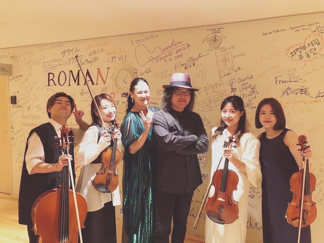 手嶌葵さんのインスタグラム写真 - (手嶌葵Instagram)「2023年9月16日新潟県りゅーとぴあ公演に遊びに来て下さった皆さま☺︎ありがとうございました。  舞台裏の壁にびっしりとサインが！凄いねぇと、びっくりしながら皆でパチリ！  カルテット、ヴァイオリンのしおりちゃんが今日誕生日だったの！おめでとう！素敵な事が沢山あります様に☺︎  -Aoi🌹   #手嶌葵 #コンサート #新潟 #りゅーとぴあ　  #飯島奏人 さん　 #向江陽子 さん #真藤敬利 さん　 #大辻ひろの さん　 #西原史織 さん 🍰🎂」9月16日 21時33分 - aoiteshimaofficial