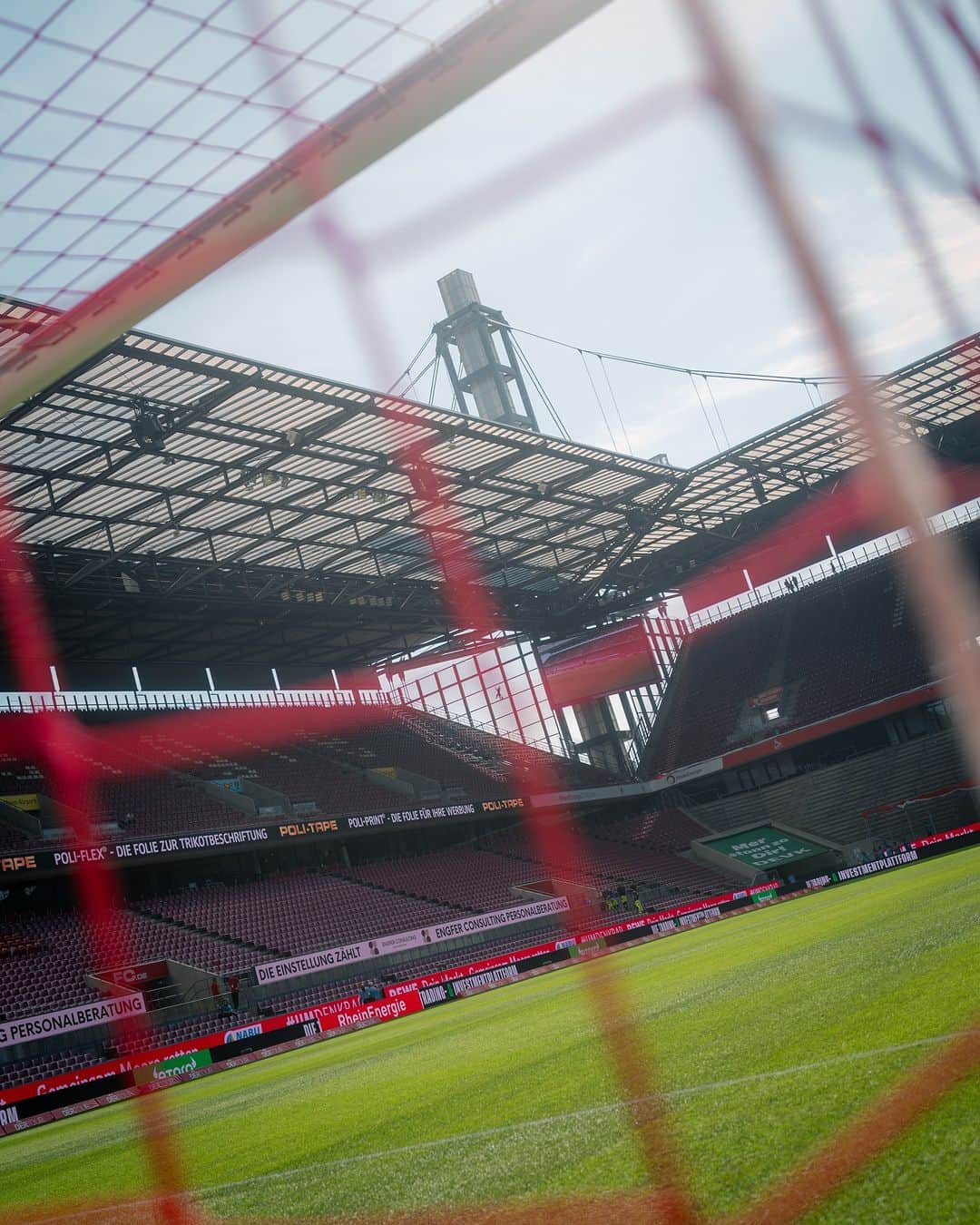 1.FCケルンのインスタグラム：「🏟️ 𝟏𝟎𝟎 𝐉𝐚𝐡𝐫𝐞 Müngersdorf ⚪ SWIPE für die #effzeh-Startelf! ⚪  ___ Die FC-Startelf vor #KOETSG wird präsentiert von @gaffel_koelsch」