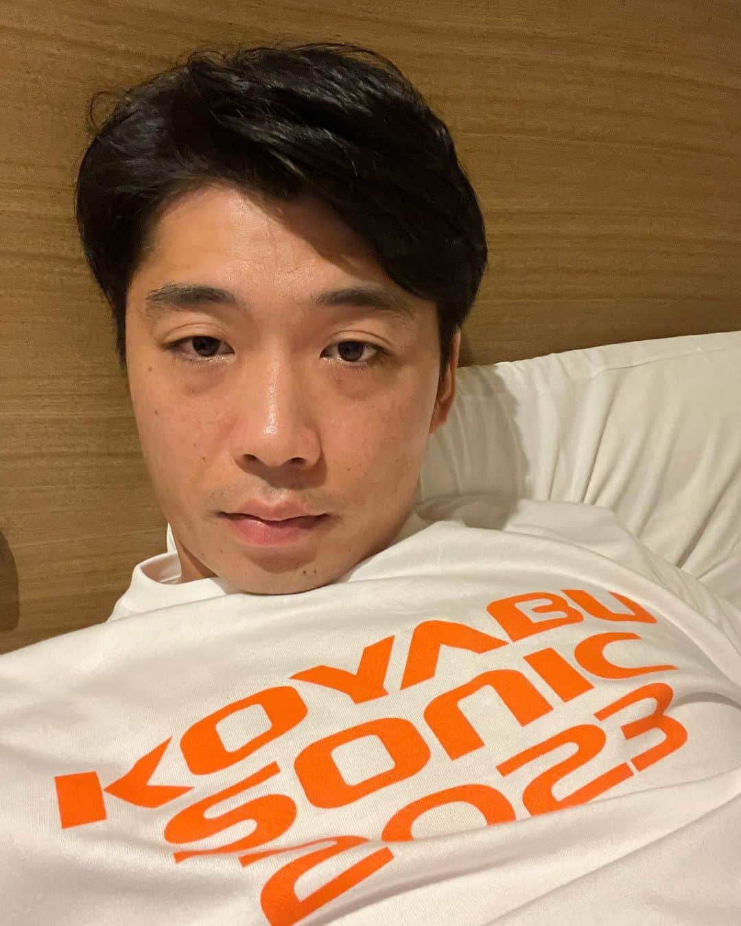 新山士彦のインスタグラム：「久々の散髪→コヤブソニック→東京 クッションがTシャツの柄みたいになってる。 生きてたらそういう日もあるか！  コヤブソニックのTシャツ着たまま東京来た。 小籔さん凄すぎ！」