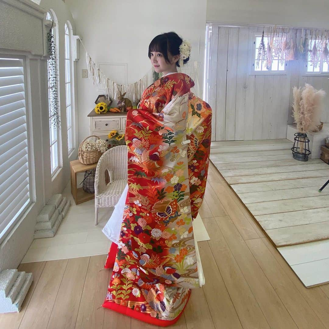 小杉怜子さんのインスタグラム写真 - (小杉怜子Instagram)「和装の花嫁衣裳✨👘 これを着ている時は「お嫁さん」と呼ばれていて楽しかった"(ﾉ*>∀<)ﾉ  休憩中に寝ている私の写真も載せておきます。😓😳  こんな素敵なお着物を着させてもらえる機会なんてそうそう無いから、 とっても貴重な時間でした🥹  似合ってますか〜？♡   #小杉怜子  #こすこ  #モデル  #モデル志望  #ブライダル  #ブライダルモデル  #bridal  #kimono  #japanesekimono  #婚礼  #婚礼写真  #和装  #和装ヘア  #打ち掛け  #打ち掛けヘア  #つまみ細工  #つまみ細工髪飾り  #日本婚礼写真協会  #お嫁さん  #ミスコン  #ミスコングランプリ  #青学  #着物ヘアアレンジ  #👘」9月16日 21時44分 - rei_co_sugi