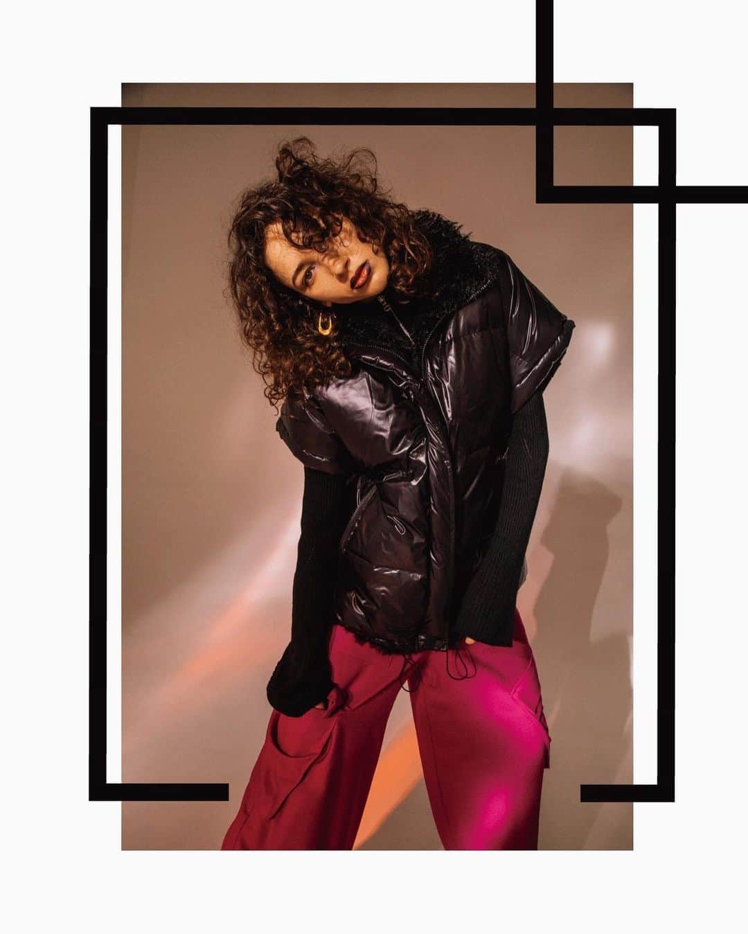 AULA AILAのインスタグラム：「【2023 FALL & WINTER COLLECTION】  REVERSIBLE DOWN VEST COLOR BLACK SIZE 0 ¥29,700  CARGO PANTS COLOR PINK SIZE 0/1 ¥20,900  ✔️AULA AILA OFFICIAL WEB STOREにて発売中」