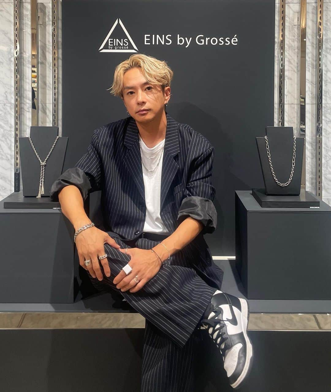 奈良裕也のインスタグラム：「💎⛓️愛用しているジュエリーブランドの１つ　@einsbygrosse のpop up shop が 伊勢丹メンズ館1階で開催されているので行ってきました。合わせやすいチェーンジュエリーが揃っていて今回は 違う種類のチェーンブレスとロゴモチーフの△イヤカフをGET⛓️💎  <EINS by Grossé〉 -The Chain- 9月13日（水）～9月19日（火） 伊勢丹新宿店 メンズ館1階 プロモーション  #pr #einsbygrosse  #アインスバイグロッセ  @isetanmens  @einsbygrosse」