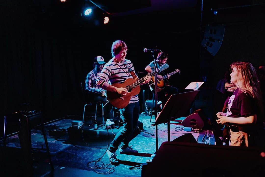 アッシュのインスタグラム：「Great evening last night in Belfast at the @ohyeahcentre with our oul’ mucker @stu_bailie hosting a fun wee Q&A after we aired 7 songs off ‘Race The Night’ for the first time ever live. Plenty of laughs and then a few bangers at the end to send everyone home. Thanks to @ciaramcmullanmedia for the pics! Today we are at Assai stores in Glasgow (2pm) and Edinburgh (7pm). Cya there! Thanks to everyone who bought the new album. Hope you’re loving it as much as we loved making it. What’s your fav songs???」
