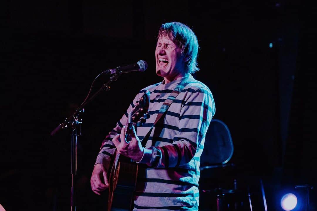 アッシュさんのインスタグラム写真 - (アッシュInstagram)「Great evening last night in Belfast at the @ohyeahcentre with our oul’ mucker @stu_bailie hosting a fun wee Q&A after we aired 7 songs off ‘Race The Night’ for the first time ever live. Plenty of laughs and then a few bangers at the end to send everyone home. Thanks to @ciaramcmullanmedia for the pics! Today we are at Assai stores in Glasgow (2pm) and Edinburgh (7pm). Cya there! Thanks to everyone who bought the new album. Hope you’re loving it as much as we loved making it. What’s your fav songs???」9月16日 21時37分 - ash_1977