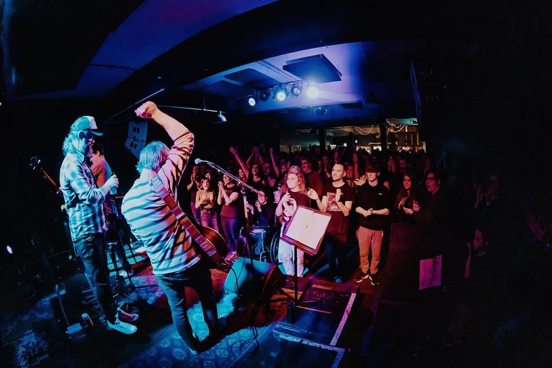 アッシュさんのインスタグラム写真 - (アッシュInstagram)「Great evening last night in Belfast at the @ohyeahcentre with our oul’ mucker @stu_bailie hosting a fun wee Q&A after we aired 7 songs off ‘Race The Night’ for the first time ever live. Plenty of laughs and then a few bangers at the end to send everyone home. Thanks to @ciaramcmullanmedia for the pics! Today we are at Assai stores in Glasgow (2pm) and Edinburgh (7pm). Cya there! Thanks to everyone who bought the new album. Hope you’re loving it as much as we loved making it. What’s your fav songs???」9月16日 21時37分 - ash_1977