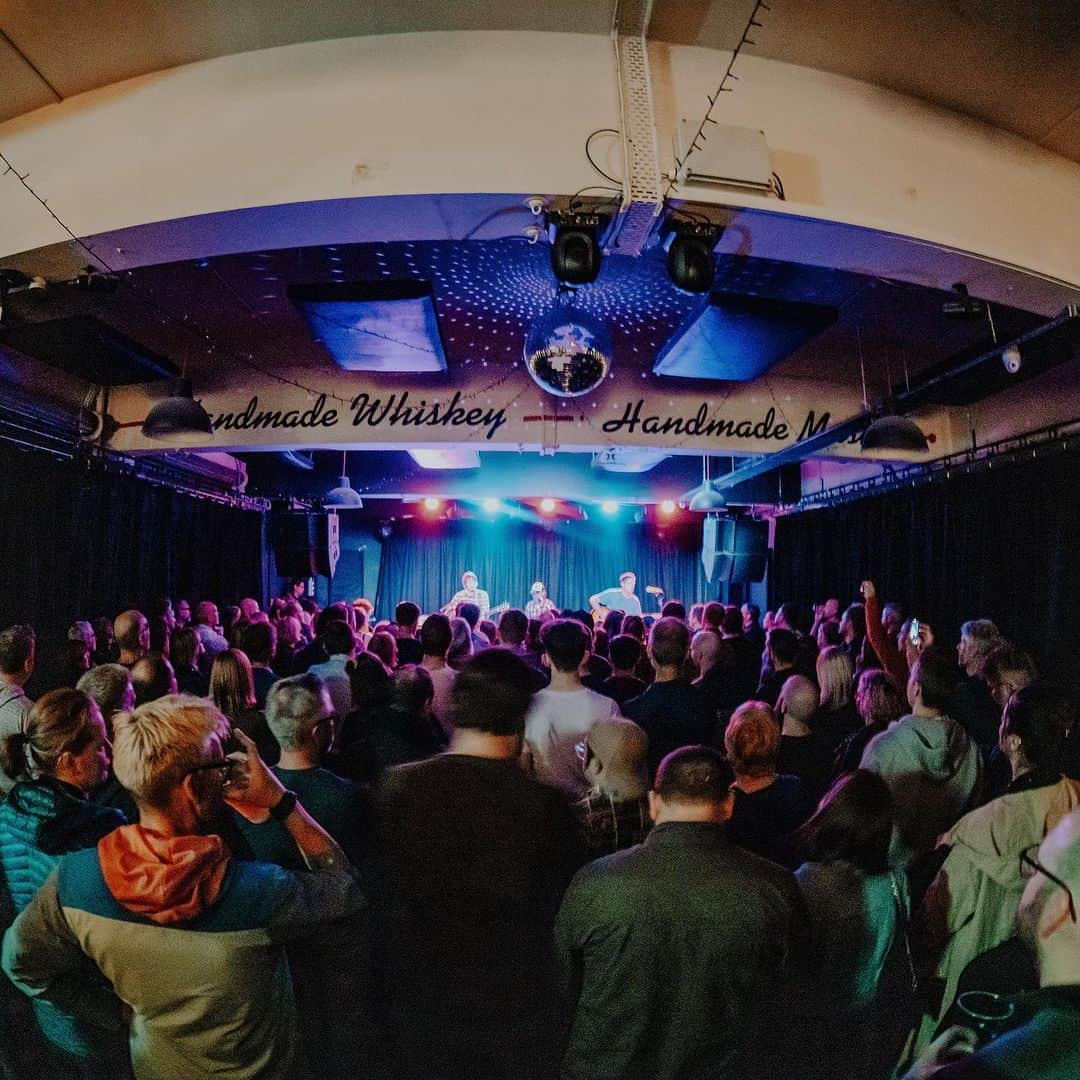 アッシュさんのインスタグラム写真 - (アッシュInstagram)「Great evening last night in Belfast at the @ohyeahcentre with our oul’ mucker @stu_bailie hosting a fun wee Q&A after we aired 7 songs off ‘Race The Night’ for the first time ever live. Plenty of laughs and then a few bangers at the end to send everyone home. Thanks to @ciaramcmullanmedia for the pics! Today we are at Assai stores in Glasgow (2pm) and Edinburgh (7pm). Cya there! Thanks to everyone who bought the new album. Hope you’re loving it as much as we loved making it. What’s your fav songs???」9月16日 21時37分 - ash_1977