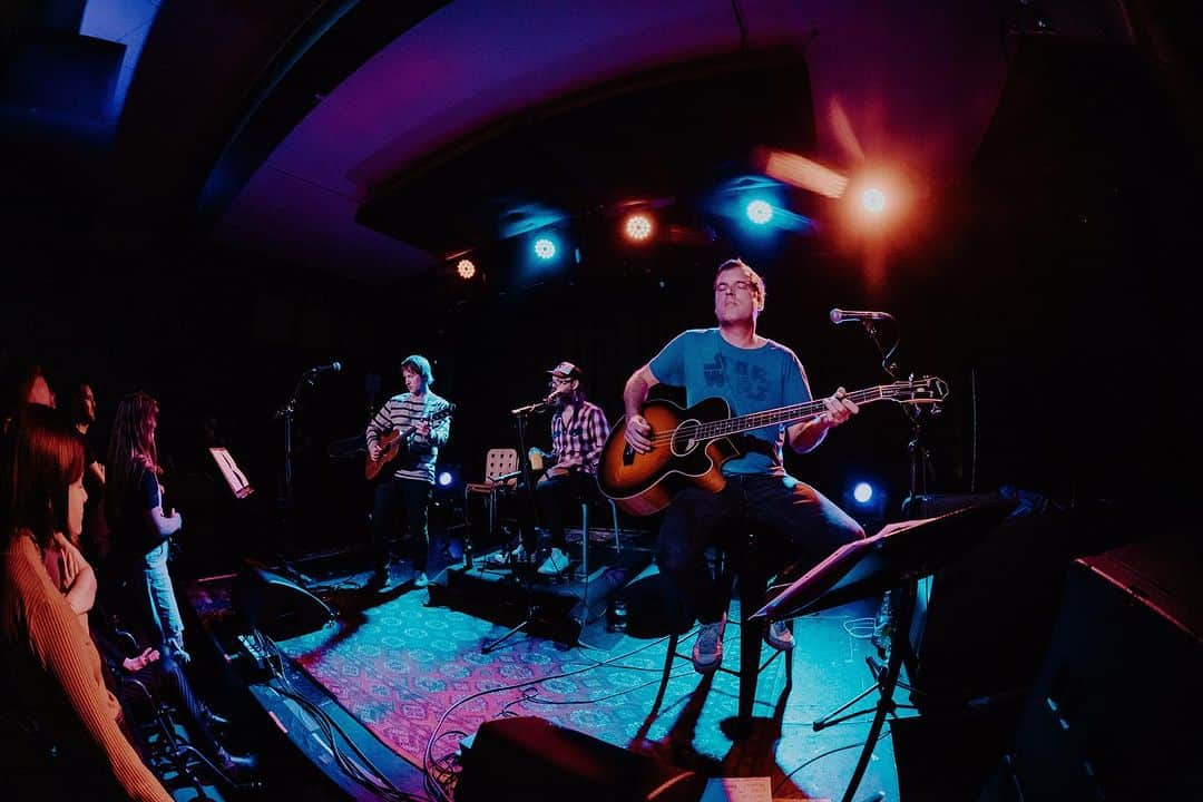 アッシュさんのインスタグラム写真 - (アッシュInstagram)「Great evening last night in Belfast at the @ohyeahcentre with our oul’ mucker @stu_bailie hosting a fun wee Q&A after we aired 7 songs off ‘Race The Night’ for the first time ever live. Plenty of laughs and then a few bangers at the end to send everyone home. Thanks to @ciaramcmullanmedia for the pics! Today we are at Assai stores in Glasgow (2pm) and Edinburgh (7pm). Cya there! Thanks to everyone who bought the new album. Hope you’re loving it as much as we loved making it. What’s your fav songs???」9月16日 21時37分 - ash_1977