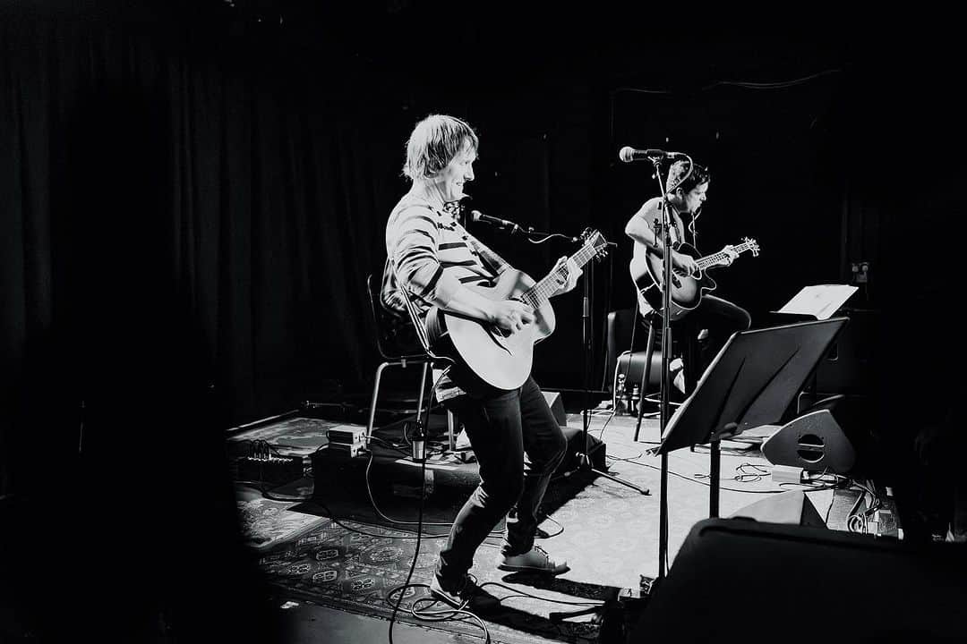 アッシュさんのインスタグラム写真 - (アッシュInstagram)「Great evening last night in Belfast at the @ohyeahcentre with our oul’ mucker @stu_bailie hosting a fun wee Q&A after we aired 7 songs off ‘Race The Night’ for the first time ever live. Plenty of laughs and then a few bangers at the end to send everyone home. Thanks to @ciaramcmullanmedia for the pics! Today we are at Assai stores in Glasgow (2pm) and Edinburgh (7pm). Cya there! Thanks to everyone who bought the new album. Hope you’re loving it as much as we loved making it. What’s your fav songs???」9月16日 21時37分 - ash_1977