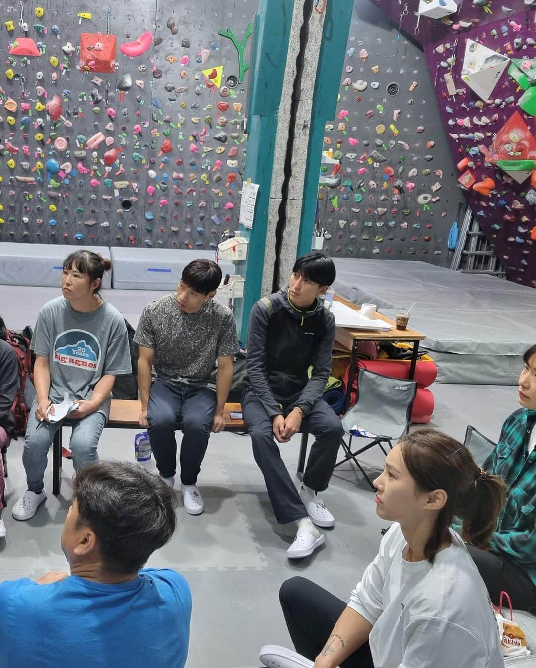 サ・ソルさんのインスタグラム写真 - (サ・ソルInstagram)「재밍 새싹 🌱 사솔입니다 🫢💓   좋은기회로 @empathy_climbingschool  @myoung_hee_lee 명희언니  ,문성욱 선배님께 재밍을 배워보는 시간을 가졌습니다.   처음부터 당연히 잘할수있는건 없다 그래서 배움이 필요하다는것을 한번 느꼈다 테이핑 방법, 암벽화 고르는 기준, 그립방법 스포츠클라이밍이랑 하나부터 열까지 다 다르다  너무 유익하고 재미있는 시간이였고 통증은 스스로 참고 인내하며 감당하셔야합니다…😭   #공감클라이밍스쿨11기  #재밍교육 #스카르파  #scarpaspa  #노스페이스클라이밍팀 #thenorthface」9月16日 21時37分 - sasol_climber