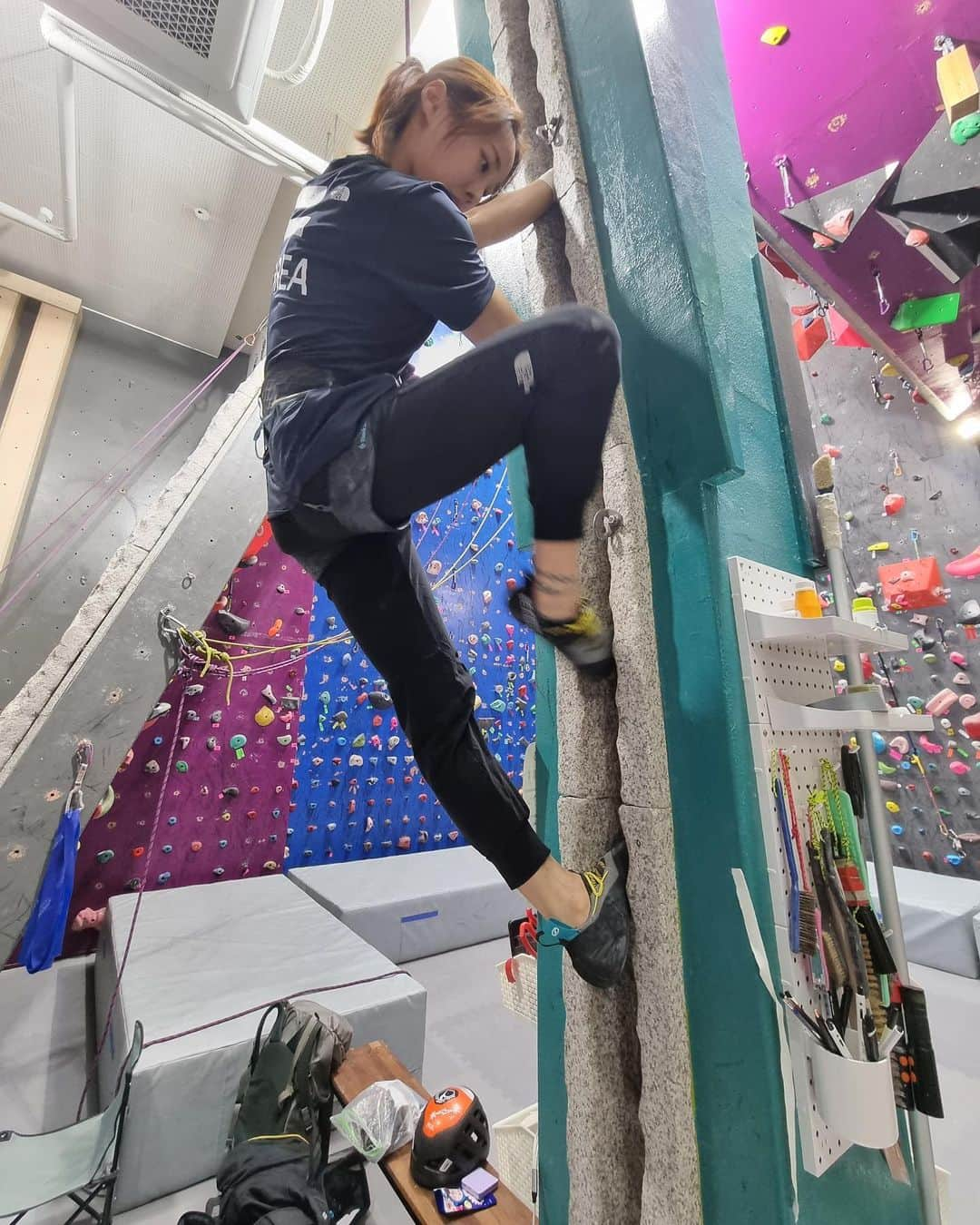 サ・ソルさんのインスタグラム写真 - (サ・ソルInstagram)「재밍 새싹 🌱 사솔입니다 🫢💓   좋은기회로 @empathy_climbingschool  @myoung_hee_lee 명희언니  ,문성욱 선배님께 재밍을 배워보는 시간을 가졌습니다.   처음부터 당연히 잘할수있는건 없다 그래서 배움이 필요하다는것을 한번 느꼈다 테이핑 방법, 암벽화 고르는 기준, 그립방법 스포츠클라이밍이랑 하나부터 열까지 다 다르다  너무 유익하고 재미있는 시간이였고 통증은 스스로 참고 인내하며 감당하셔야합니다…😭   #공감클라이밍스쿨11기  #재밍교육 #스카르파  #scarpaspa  #노스페이스클라이밍팀 #thenorthface」9月16日 21時37分 - sasol_climber