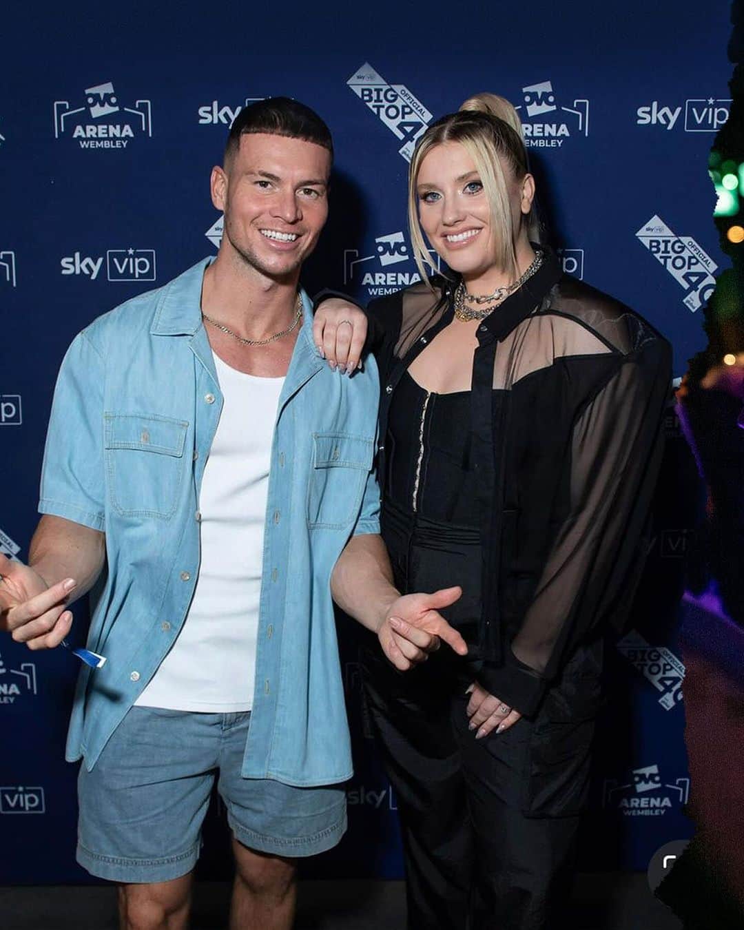 のインスタグラム：「An evening with @joelcorry for @sky_uk #SkyVIP 💖 Thank you for having us!! ✨ #ad  E x x」