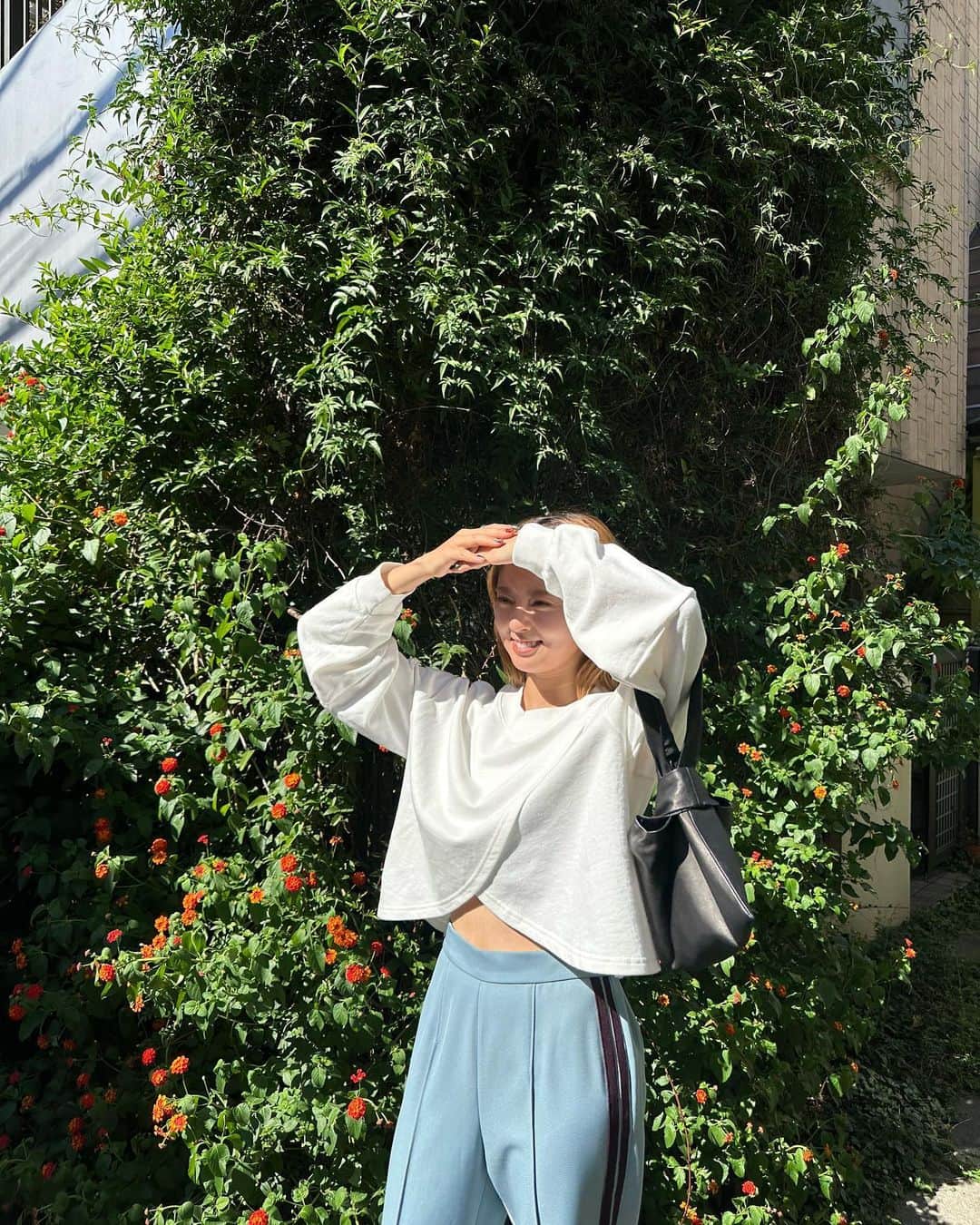 鈴本美愉のインスタグラム：「Cafe day☕️ @muleau_official の新作スウェットをきて、新しく買ったお気に入りのバッグを持ってシャインマスカットサンドを食べました🍇  @bridge_ship_house の作品も可愛かった👀👀  秋物新作のちょっと変わった形のスウェット🪡 袖をぽわんとさせたところもこだわり Blackもあります🐈‍⬛」