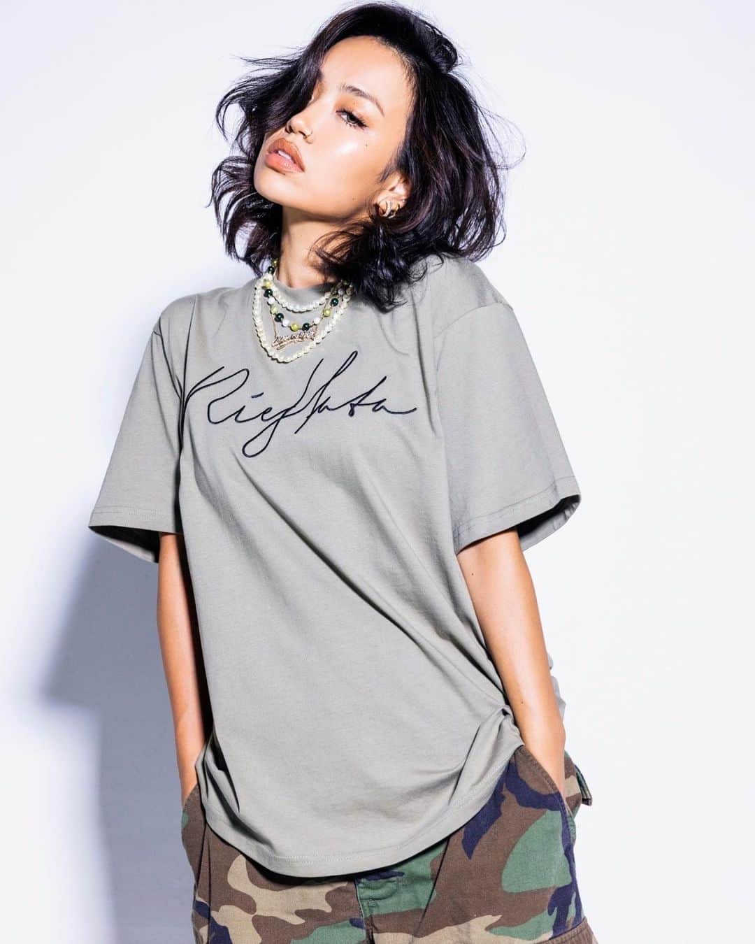 RIEHATAのインスタグラム：「NOW ON SALE🌿  🍂 #RIEHATA ✖︎ @atmos.pink_official 🍂  オンライン購入はハイライトリンクから👕 #riehata_atmospink」