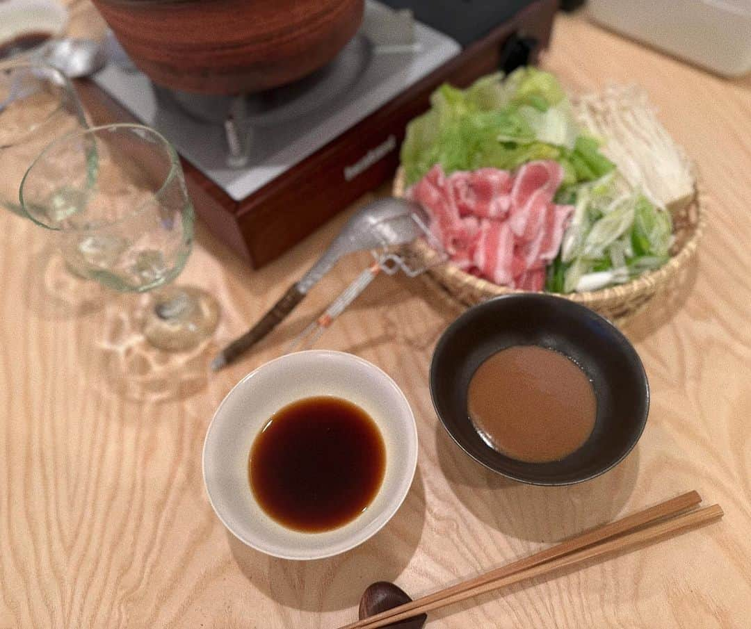 瀬戸サオリさんのインスタグラム写真 - (瀬戸サオリInstagram)「今日の晩ご飯は 私が究極の手抜きだと思ってる🍲  しゃぶしゃぶでした🫰🏼☺️幸  #有機野菜 #オーガニック #saori_cooking」9月16日 21時39分 - seto_saori