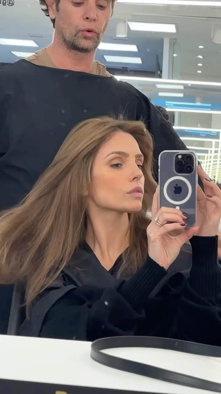 カロリーネ・セリコのインスタグラム：「Uma das perguntas que eu mais recebo é sobre a cor do meu cabelo... o responsável por esse tom maravilhoso é o @reymoreira 🤍  #CaCelicoBeauty」
