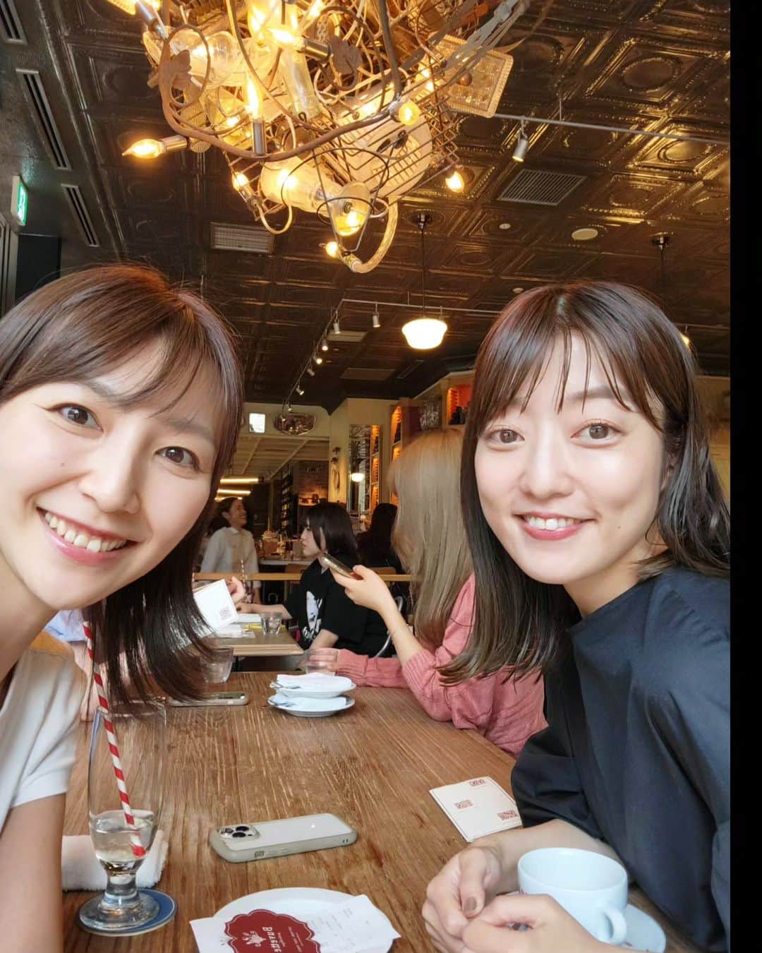 橋本真衣のインスタグラム：「. 同期アナウンサーの 和田早矢ちゃん❤️  学生時代アナウンススクールで友だちなってから かれこれ12年以上仲良くしてもらってます🥰  同系列に就職したり、同い年の子がいたり、何より気が合うので話題が尽きない🤭 ５月にも会ったのに、一瞬で時間が経ちました☕笑  いっぱい喋って すごく元気が出た！❤️ 早矢ちゃんありがとう😁 . . #同期アナウンサー#和田早矢 ちゃん」