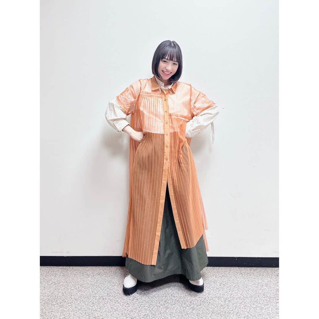 田牧そらのインスタグラム：「💰  カネオくんご覧いただきありがとうございました！  今回は看板についてでした！ 昔ながらの看板からハイテク看板まで、いろんな看板が紹介されましたが、 私は特に職人さんの手書きの看板にびっくりしました！  街の中の看板に注目しながらお散歩したいなと思いました。  チュールプリーツワンピース @rrr_tokyo シャツ、スカート @raycassin_  #有吉のお金発見突撃カネオくん  #田牧そら」