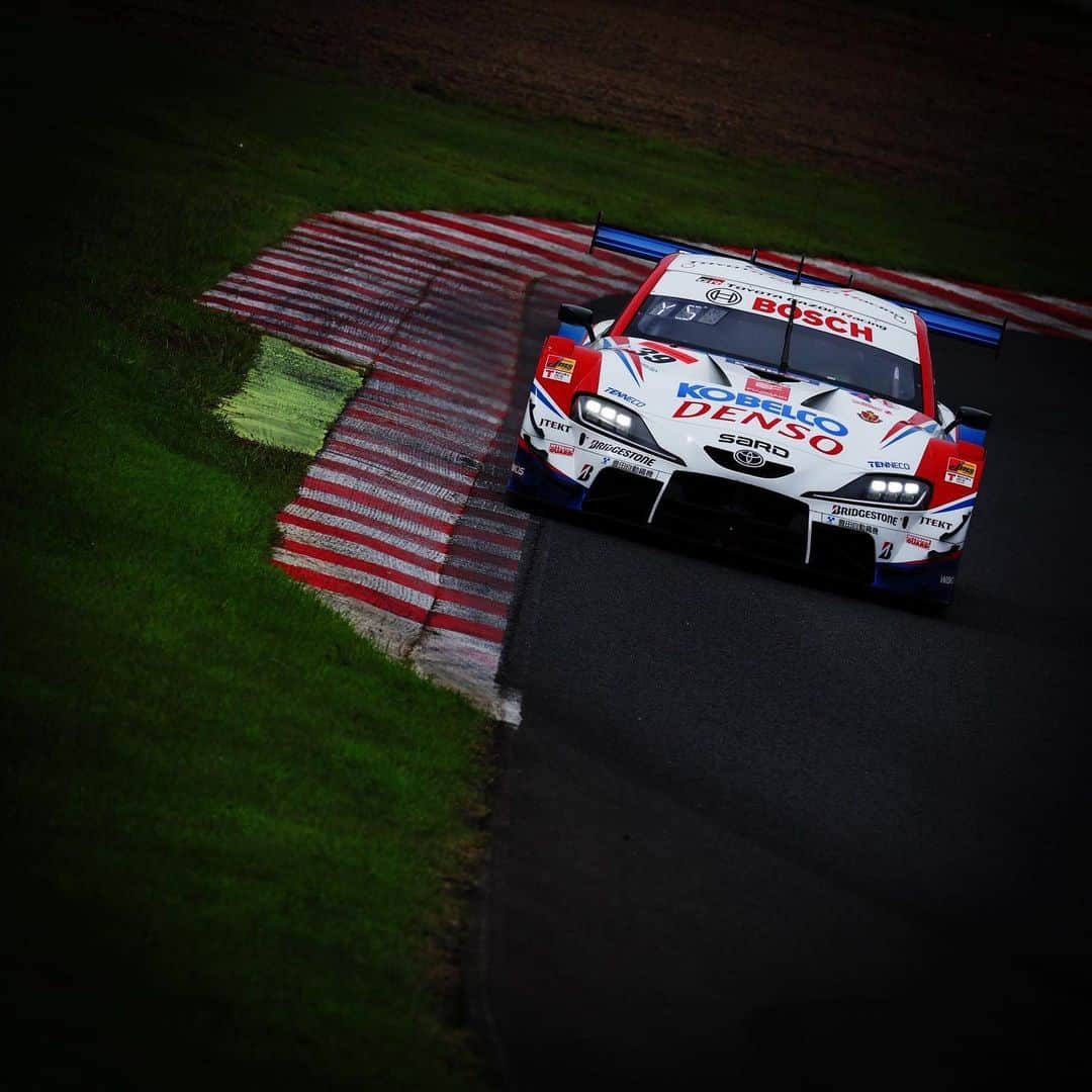 脇阪寿一さんのインスタグラム写真 - (脇阪寿一Instagram)「三橋仁明写真館 SUPER GT Rd6  SPORTSLAND SUGO Qualifying 4th  我々にとってベストリザルトやと思っています。 関口雄飛Q1のスピード、中山雄一の急成長。  Q1通過が厳しいと予想して、僕がnew タイヤを全て関口雄飛に投入、そんな中「for the team!」中山一はそれを受け入れ、Q2を初めてのnewタイヤ、初めてのアタックで4位を勝ち取りました!! これは凄いよ！ チームが嬉しいほど強くなってきた。  明日は関口雄飛と中山雄一、チームメンバーを輝かせ表彰台、優勝を目指します。 何とか達成して、タイトル争いに名乗りをあげたいと思います。  応援、よろしくお願いします。  #supergt  #tgrteamsard  #toyotagazooracing  #tcd #bridgestone  #三橋仁明 #カメラマン」9月16日 21時42分 - juichiwakisaka