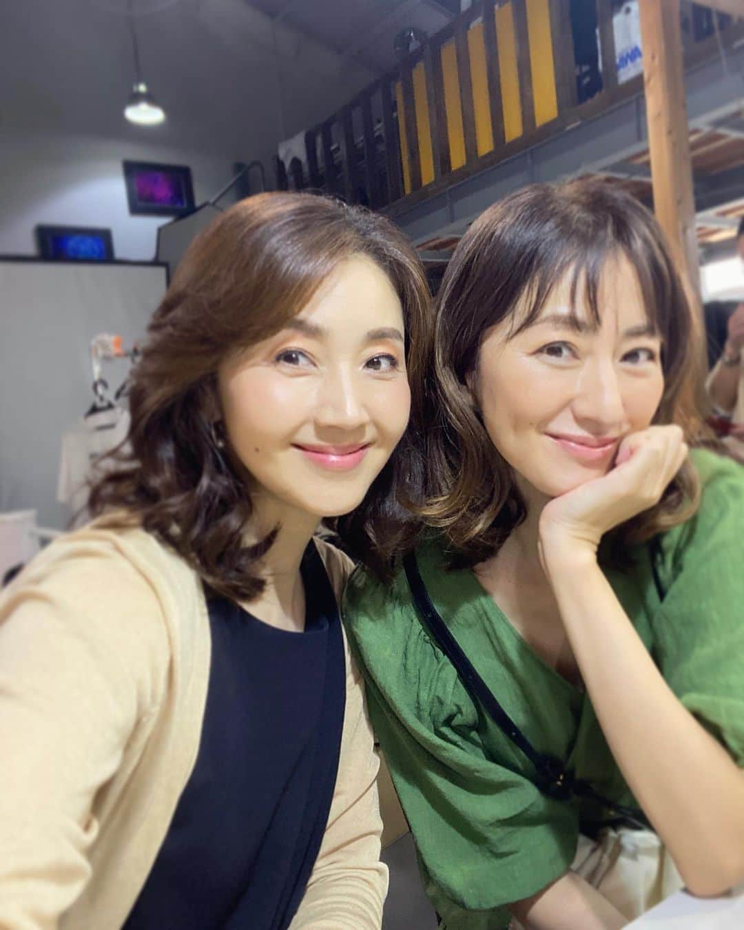 前田ゆかのインスタグラム：「昨日は大阪での撮影から そのまま九州へ帰省✨  最近プライベートでよく会っている @keiko_ashida 桂子ちゃん 久しぶりに撮影でも一緒で 朝からうきうき✨  モデルの仕事以外にもエステサロンに商品開発など多忙な桂子ちゃんですが、会うとそんな忙しさを感じさせない空気感を纏い今に目を向けて瞬間を楽しんでいる。 そんなゆとりある姿勢が素敵だなぁといつも感心する優しい桂子ちゃん。  アットホームな撮影現場で 桂子ちゃんとみんなで集中して頑張り撮影終了✨✨👏  早朝撮影ではさっとすぐ着れる #リネンカシュクールワンピース　💚 @cbp.tokyo  まだ残暑だから小物を秋仕様にして 着てますよ。 着心地が良いし愛着があるからまだまだ着たい💚  帰りは 初のさくら新幹線で西へ🚅  座席も広くて寛ぎのスペースが快適🎵  今朝は朝イチで 父の墓前に手を合わせて挨拶した後は  そのまま〜  久留米方面に！  自然に触れてゆっくり流れる ほっとする時間。 まるまる一日有効にご褒美のような 一人旅！  #緑が目に優しい #全部流れが良く #何度もローカル線を乗り継いで #辿り着いた場所  #家族に感謝して #パワースポット」