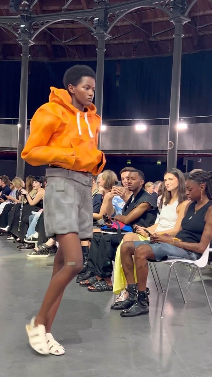 スージー・ロウのインスタグラム：「Banging Sat start  Mega @jw_anderson - moulded clay hoodies for these fluid times, coated sponge nylon for cushioning, crochet knit singularity, utilitarian bomber with feather frou, basket weave glitter craft  Just excellent excellent ideas」