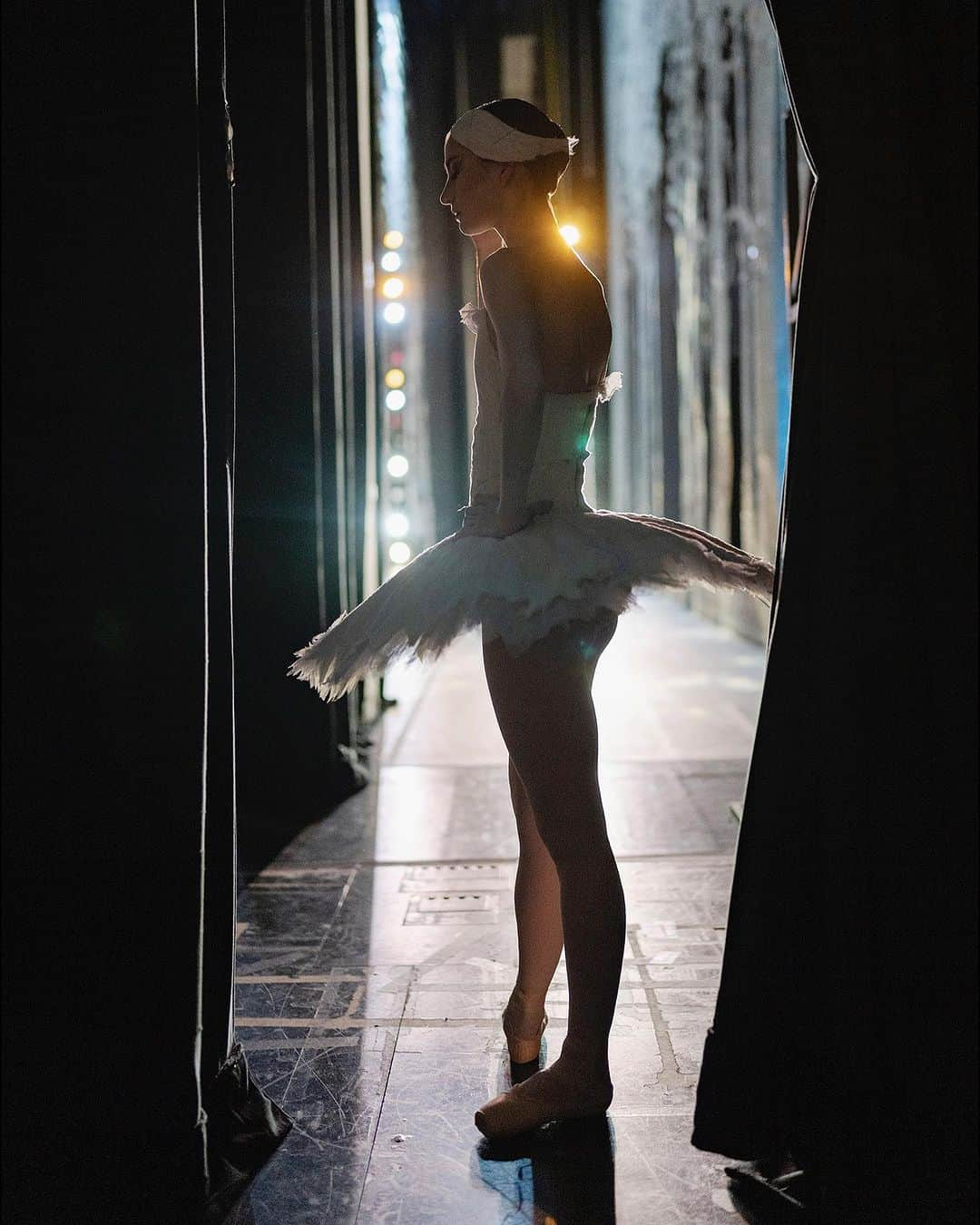 ballerina projectさんのインスタグラム写真 - (ballerina projectInstagram)「“As I prepare to walk onstage, I mainly focus on two things ; my breathing, and feeling the emotions of the character I’m portraying.” - 𝐌𝐚𝐱 𝐑𝐢𝐜𝐡𝐭𝐞𝐫  @maxrichtermoves #maxrichter #ballerinaproject #swanlake #odile #odette #ballerina #ballet #dance #backstage   Ballerina Project 𝗹𝗮𝗿𝗴𝗲 𝗳𝗼𝗿𝗺𝗮𝘁 𝗹𝗶𝗺𝗶𝘁𝗲𝗱 𝗲𝗱𝘁𝗶𝗼𝗻 𝗽𝗿𝗶𝗻𝘁𝘀 and 𝗜𝗻𝘀𝘁𝗮𝘅 𝗰𝗼𝗹𝗹𝗲𝗰𝘁𝗶𝗼𝗻𝘀 on sale in our Etsy store. Link is located in our bio.  𝙎𝙪𝙗𝙨𝙘𝙧𝙞𝙗𝙚 to the 𝐁𝐚𝐥𝐥𝐞𝐫𝐢𝐧𝐚 𝐏𝐫𝐨𝐣𝐞𝐜𝐭 on Instagram to have access to exclusive and never seen before content. 🩰」9月16日 21時46分 - ballerinaproject_