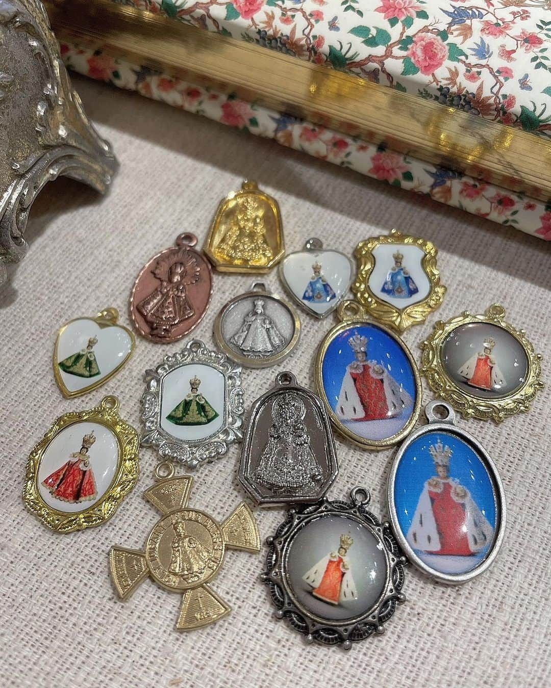 Amijed Officialさんのインスタグラム写真 - (Amijed OfficialInstagram)「new charm from Prague🇨🇿🇨🇿🇨🇿  ラフォーレ原宿店、福岡ソラリアPOPUPにて 明日から発売スタート⛪️  👶🏼The Infant Jesus of Prague👑  プラハ/マラーストラナにある勝利の聖母マリア教会のシンボル"プラハの幼子イエス像"  スペイン起源の球形十字軍を抱えた幼子の16 世紀のワックスで覆われた木製の像で、スペイン貴族の娘がチェコの貴族に嫁ぎ、幼子イエス像をプラハに持ち込みました  ヨーロッパでは奇跡を起こす存在とされ 30年戦争や伝染病などが起こった際に奇跡を起こして街を守ったと伝えられており、子宝祈願や病気治癒の祈願など世界中から多くの人が巡礼にきたり、人形に着せる豪華な衣装が贈られます」9月16日 21時47分 - amijed_official