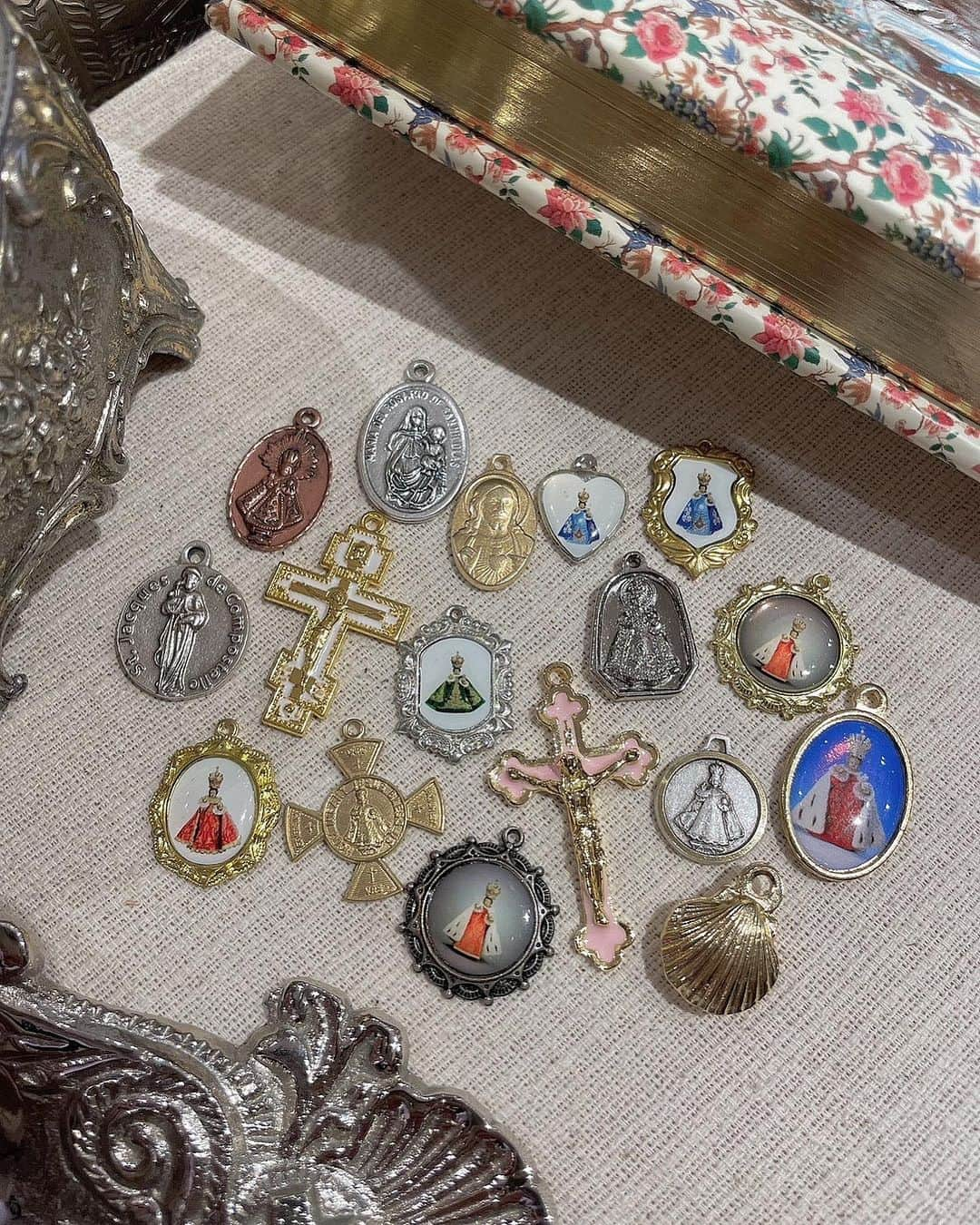 Amijed Officialさんのインスタグラム写真 - (Amijed OfficialInstagram)「new charm from Prague🇨🇿🇨🇿🇨🇿  ラフォーレ原宿店、福岡ソラリアPOPUPにて 明日から発売スタート⛪️  👶🏼The Infant Jesus of Prague👑  プラハ/マラーストラナにある勝利の聖母マリア教会のシンボル"プラハの幼子イエス像"  スペイン起源の球形十字軍を抱えた幼子の16 世紀のワックスで覆われた木製の像で、スペイン貴族の娘がチェコの貴族に嫁ぎ、幼子イエス像をプラハに持ち込みました  ヨーロッパでは奇跡を起こす存在とされ 30年戦争や伝染病などが起こった際に奇跡を起こして街を守ったと伝えられており、子宝祈願や病気治癒の祈願など世界中から多くの人が巡礼にきたり、人形に着せる豪華な衣装が贈られます」9月16日 21時47分 - amijed_official