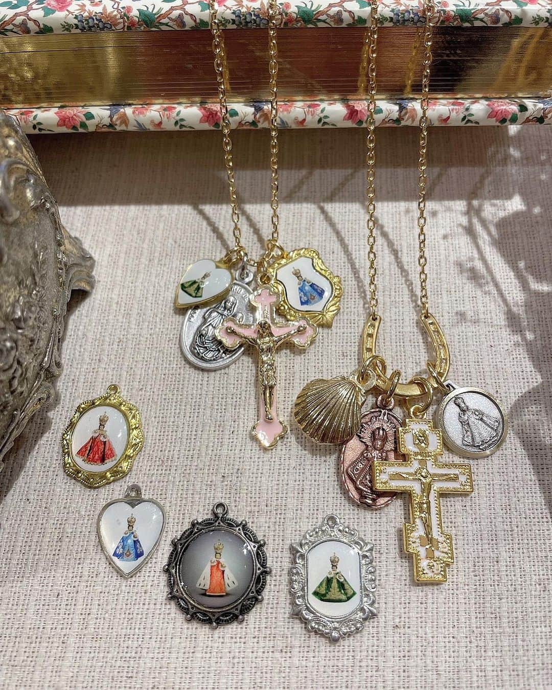 Amijed Officialのインスタグラム：「new charm from Prague🇨🇿🇨🇿🇨🇿  ラフォーレ原宿店、福岡ソラリアPOPUPにて 明日から発売スタート⛪️  👶🏼The Infant Jesus of Prague👑  プラハ/マラーストラナにある勝利の聖母マリア教会のシンボル"プラハの幼子イエス像"  スペイン起源の球形十字軍を抱えた幼子の16 世紀のワックスで覆われた木製の像で、スペイン貴族の娘がチェコの貴族に嫁ぎ、幼子イエス像をプラハに持ち込みました  ヨーロッパでは奇跡を起こす存在とされ 30年戦争や伝染病などが起こった際に奇跡を起こして街を守ったと伝えられており、子宝祈願や病気治癒の祈願など世界中から多くの人が巡礼にきたり、人形に着せる豪華な衣装が贈られます」