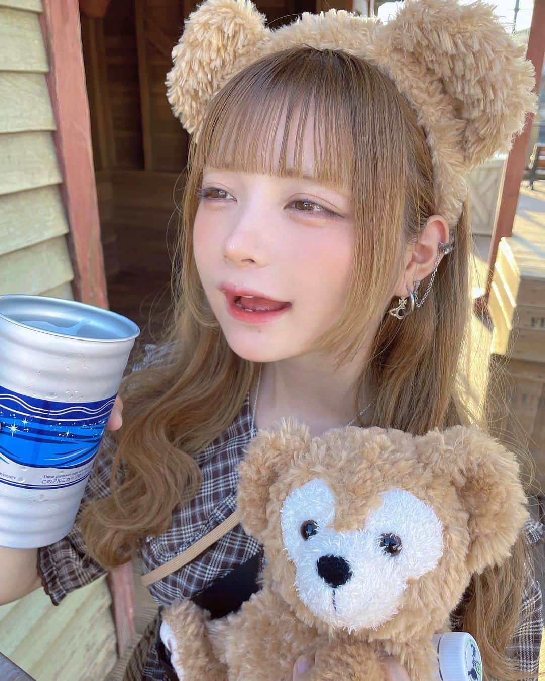 のインスタグラム：「ぷはーーーー！！！！   #ディズニーコーデ  #ダッフィーコーデ  #ディズニーリゾート  #ディズニーカチューシャ」