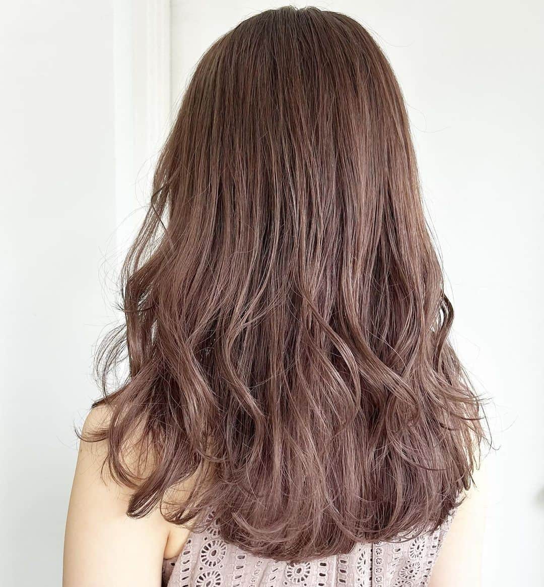 中西結梨花のインスタグラム：「ふわふわレイヤーカット✂️ ブリーチ1〜2回ミルクティーベージュ🤎 ほんのりピンクもいれてます🎨✨  カット+ブリーチ+カラー ¥24400〜 トリートメント+¥5400〜 ケアブリーチ+¥3100〜  #nakanishi_color#ふわふわレイヤーカット#ミルクティーベージュ#ブリーチ#ブリーチカラー#ハイライト#ハイライトカラー#東京#東京美容室#新宿#新宿美容室」