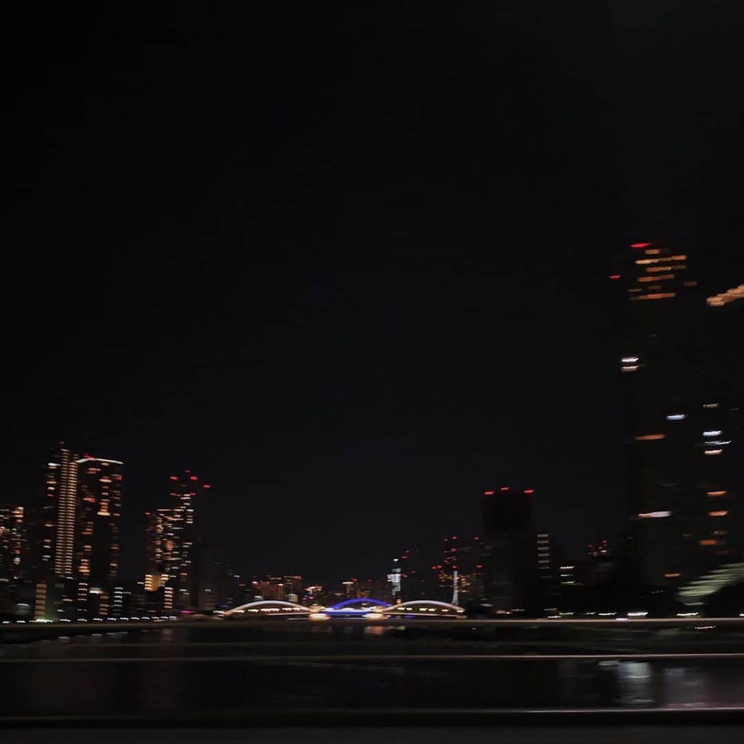 後藤しおりのインスタグラム：「今夜は80名様分の常駐ケータリング。記録用の写真は1枚も撮れていないけれど、現場に到着して8時間、素敵な方々に囲まれ楽しくてあっという間の時間でした。ドリンクのサーブをしていたら美味しかったとわざわざ挨拶にきてくれて、歩けば声をかけていただき、声が枯れるほど話した笑顔溢れる夜。大好きな東京の高速道路の夜景を眺めながらアトリエへ。」