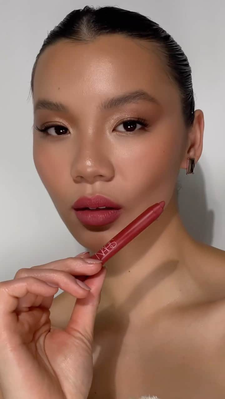 NARSのインスタグラム：「Apply your power. Create a captivating lip look in four fool-proof steps with NEW Powermatte High-Intensity Lip Pencil.  1. Line top lip, starting at the cupid’s bow to define shape. 2. Line bottom lip to accentuate fullness and add overall shape to the lips. 3. Starting with the bottom lip, fill lips with bold, dense color. 4. Move to the top lip and fill to complete your powerful lip look.   Artistry by @mauricerothgaenger, using Powermatte High-Intensity Lip Pencil in Dolce Vita.」