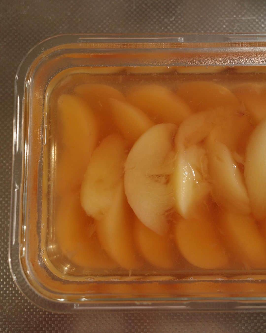 赤坂由梨さんのインスタグラム写真 - (赤坂由梨Instagram)「ㅤㅤㅤ 8月の振り返り🍑 (全然更新できてなかった…)  美味しい桃を頂いたので 中川たまさんのレシピで桃ゼリー作ってみました🌿   つるんとしてて とっても美味しかった！ 皮ごと煮込むとゼリー液がほんのりピンク色になるのも可愛い😌  レシピは 北欧、暮らしの道具店さんのサイトに載っていました🙆‍♀️ @hokuoh_kurashi」9月16日 21時58分 - __fuyuri
