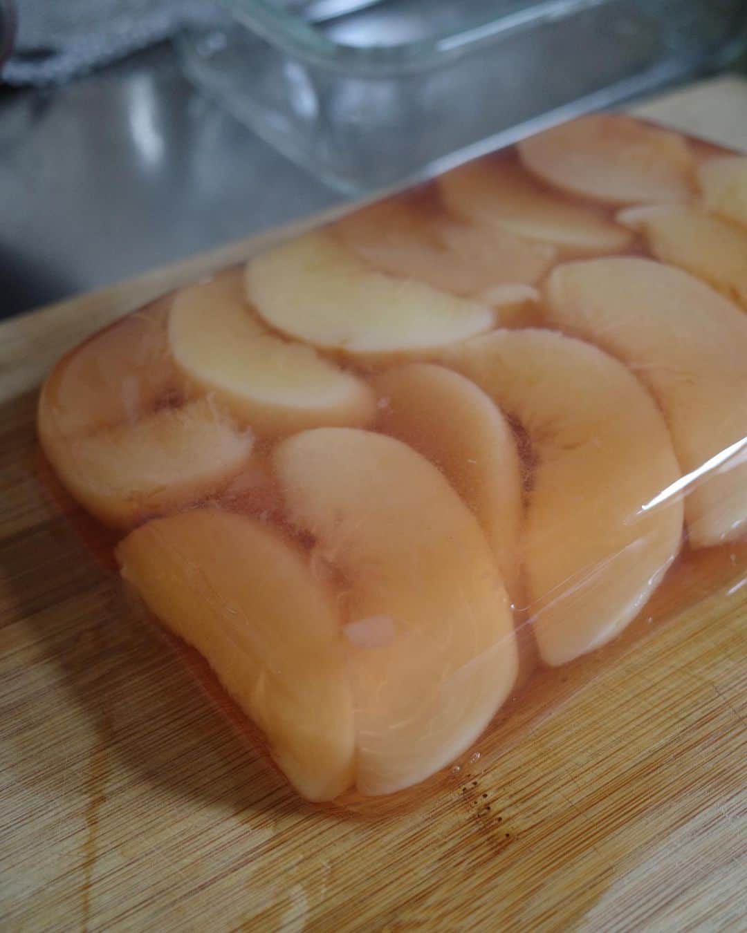 赤坂由梨さんのインスタグラム写真 - (赤坂由梨Instagram)「ㅤㅤㅤ 8月の振り返り🍑 (全然更新できてなかった…)  美味しい桃を頂いたので 中川たまさんのレシピで桃ゼリー作ってみました🌿   つるんとしてて とっても美味しかった！ 皮ごと煮込むとゼリー液がほんのりピンク色になるのも可愛い😌  レシピは 北欧、暮らしの道具店さんのサイトに載っていました🙆‍♀️ @hokuoh_kurashi」9月16日 21時58分 - __fuyuri