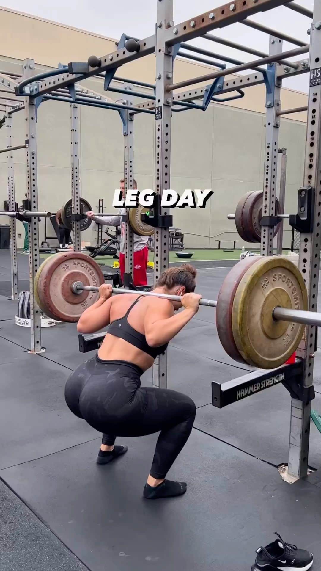 Squatsのインスタグラム：「Leg Day Workout 🍑 - @bodybyzizzo  #squats #legs #glutes #fitness #gym #workout #fitnessmotivation #fit #motivation #bodybuilding #training #health #healthylifestyle #gymlife #gymmotivation #healthy #muscle #fitnessmodel #exercise #weightloss #fitnessjourney #fitfam」