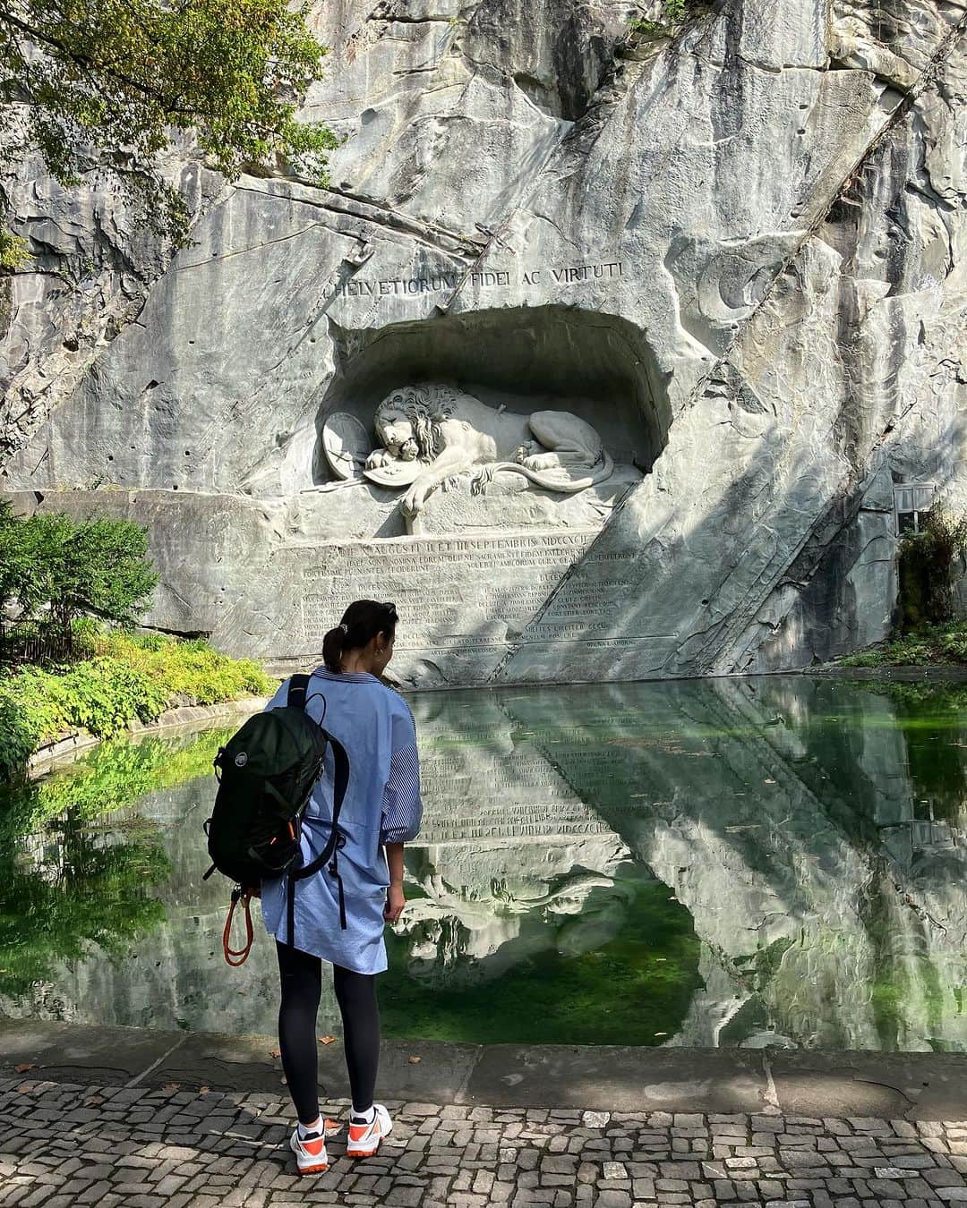 林えみりさんのインスタグラム写真 - (林えみりInstagram)「ルツェルンで見たかった 『瀕死のライオン』  岩壁に彫られた、 槍が刺さって瀕死の状態のライオンの像。  1792年のフランス革命の時に、ルイ16世とマリーアントワネットを守ろうとして命を落とした何百名もの傭兵の方々を悼んで造られたものだそうです。  この大きな岩壁は、 2000万年前の海岸の砂が堆積して出来た砂岩の岩壁で、採石場の跡だそう。  #luzern #瀕死のライオン#switzerlandtravel #swiss#ルツェルン」9月16日 21時59分 - emiri_konatsu