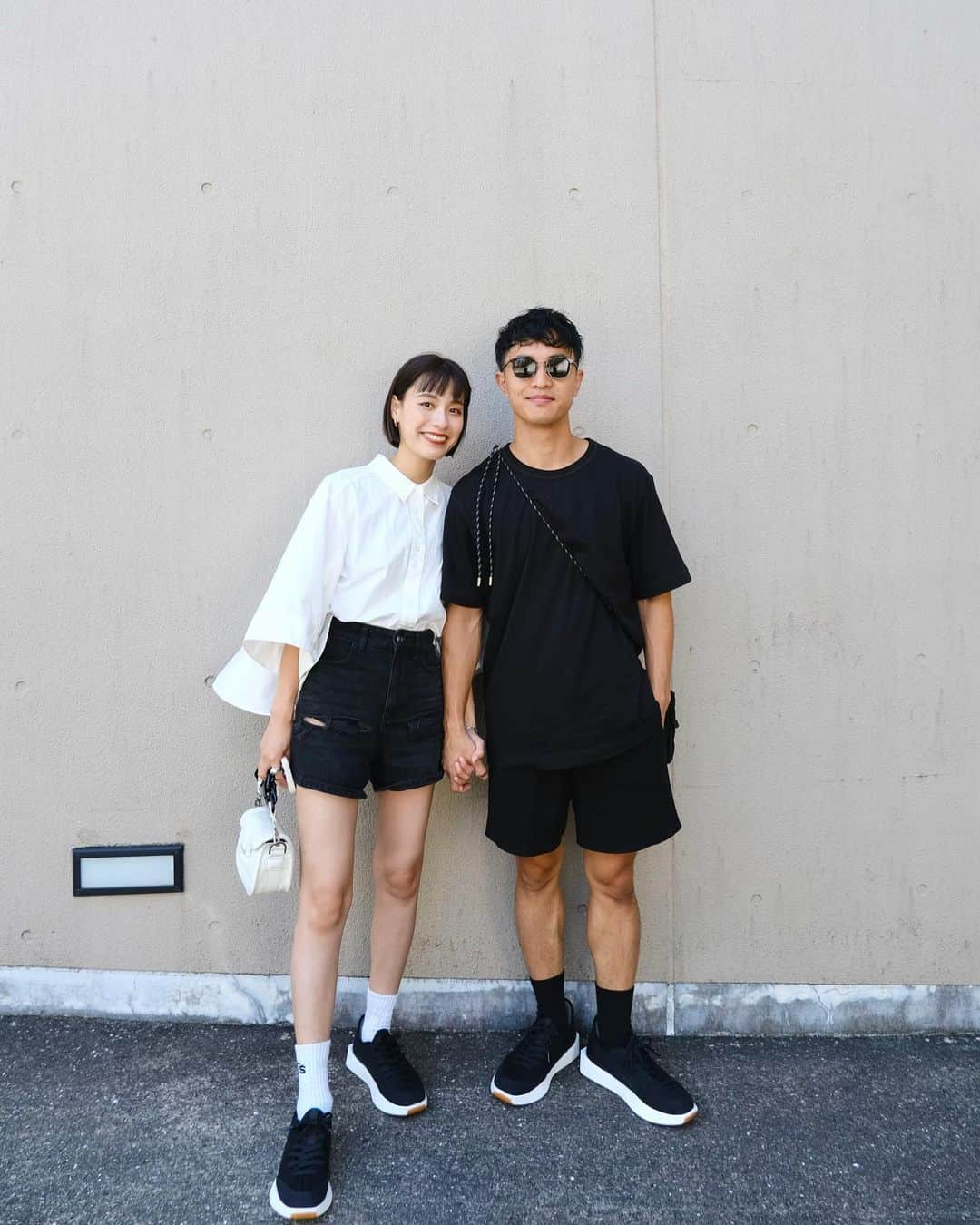 小西翼さんのインスタグラム写真 - (小西翼Instagram)「. お揃いシューズ👟🖤✨ ２人で靴に合うようにお洋服 決めてる時間が楽しかったりする🤭  年々、気候の変動を感じ、子どもたちが 大人になる頃にはどんな気候に なっているんだろう？とふと思う。  オールバーズは天然素材とリサイクル素材。 環境と寄り添い、これからの子どもの笑顔 をつくる未来になることを祈ってます🕊️✨  #オールバーズ#おそろバーズ」9月16日 21時59分 - tucha_k