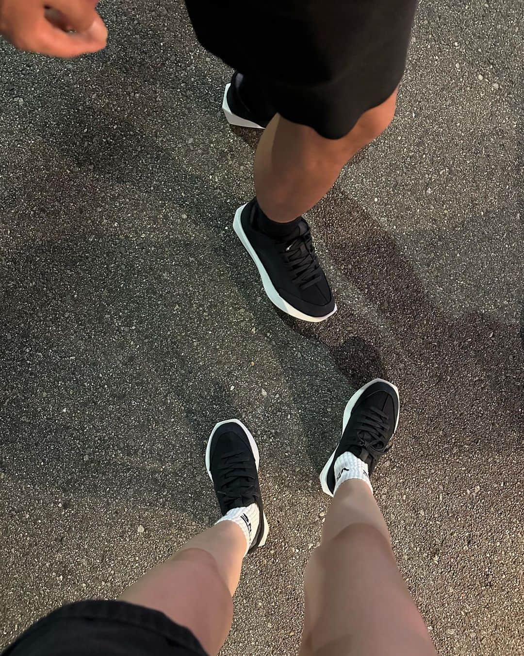 小西翼さんのインスタグラム写真 - (小西翼Instagram)「. お揃いシューズ👟🖤✨ ２人で靴に合うようにお洋服 決めてる時間が楽しかったりする🤭  年々、気候の変動を感じ、子どもたちが 大人になる頃にはどんな気候に なっているんだろう？とふと思う。  オールバーズは天然素材とリサイクル素材。 環境と寄り添い、これからの子どもの笑顔 をつくる未来になることを祈ってます🕊️✨  #オールバーズ#おそろバーズ」9月16日 21時59分 - tucha_k