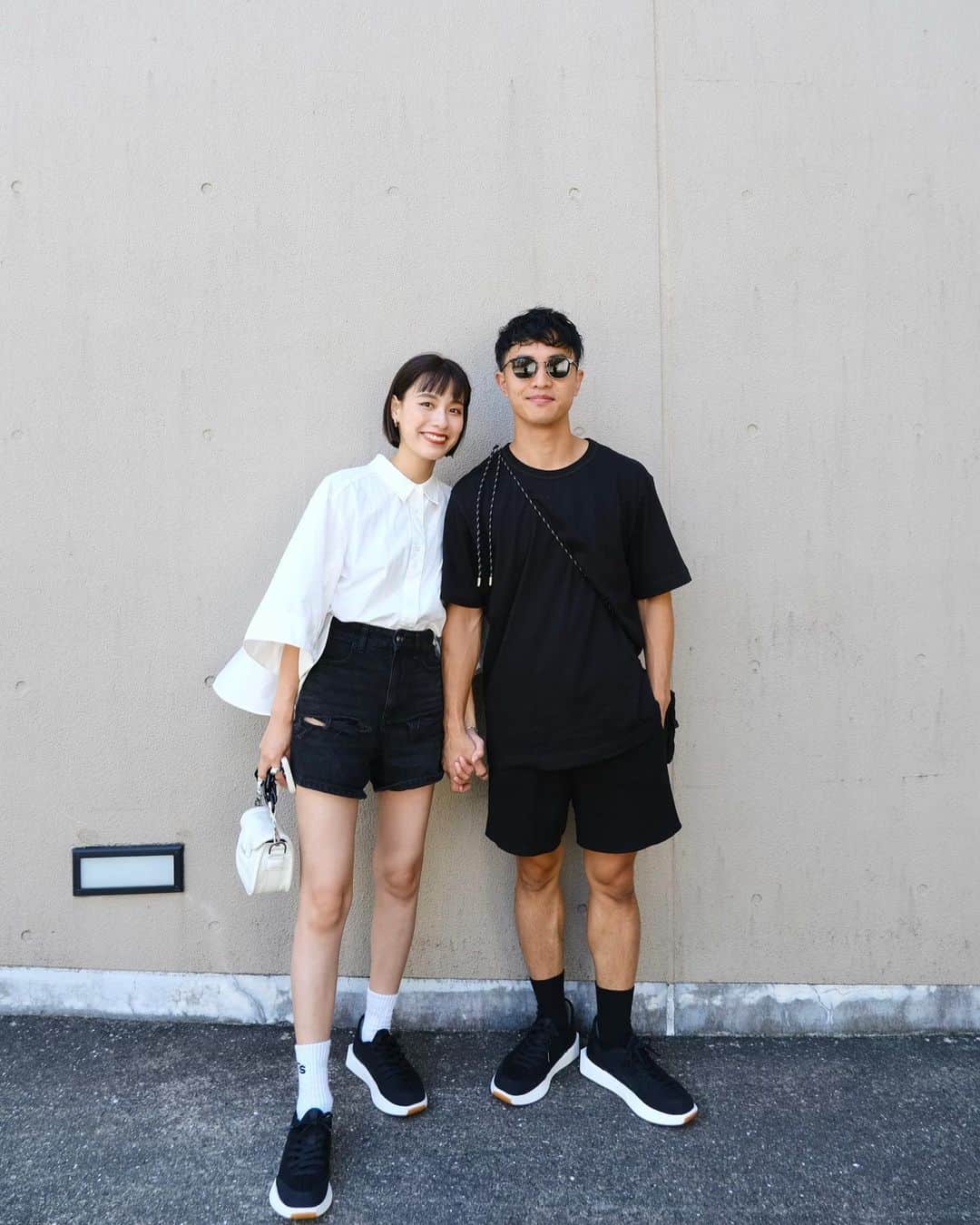 小西翼のインスタグラム：「. お揃いシューズ👟🖤✨ ２人で靴に合うようにお洋服 決めてる時間が楽しかったりする🤭  年々、気候の変動を感じ、子どもたちが 大人になる頃にはどんな気候に なっているんだろう？とふと思う。  オールバーズは天然素材とリサイクル素材。 環境と寄り添い、これからの子どもの笑顔 をつくる未来になることを祈ってます🕊️✨  #オールバーズ#おそろバーズ」